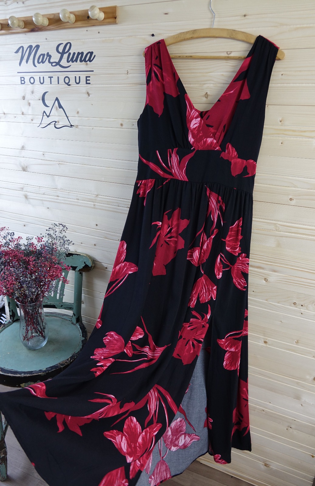 Kadın Kırmızı Çiçek Desenli Uzun Yazlık Elbise – V Yaka Maxi Elbise