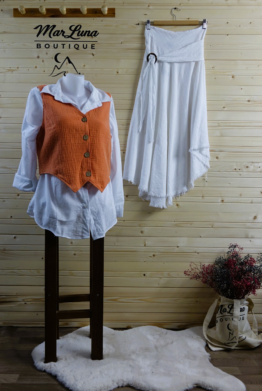 Bohem Yaz Kombini – Müslin Gömlek, Düğmeli Yelek ve Halka Detaylı Etek | MarLuna