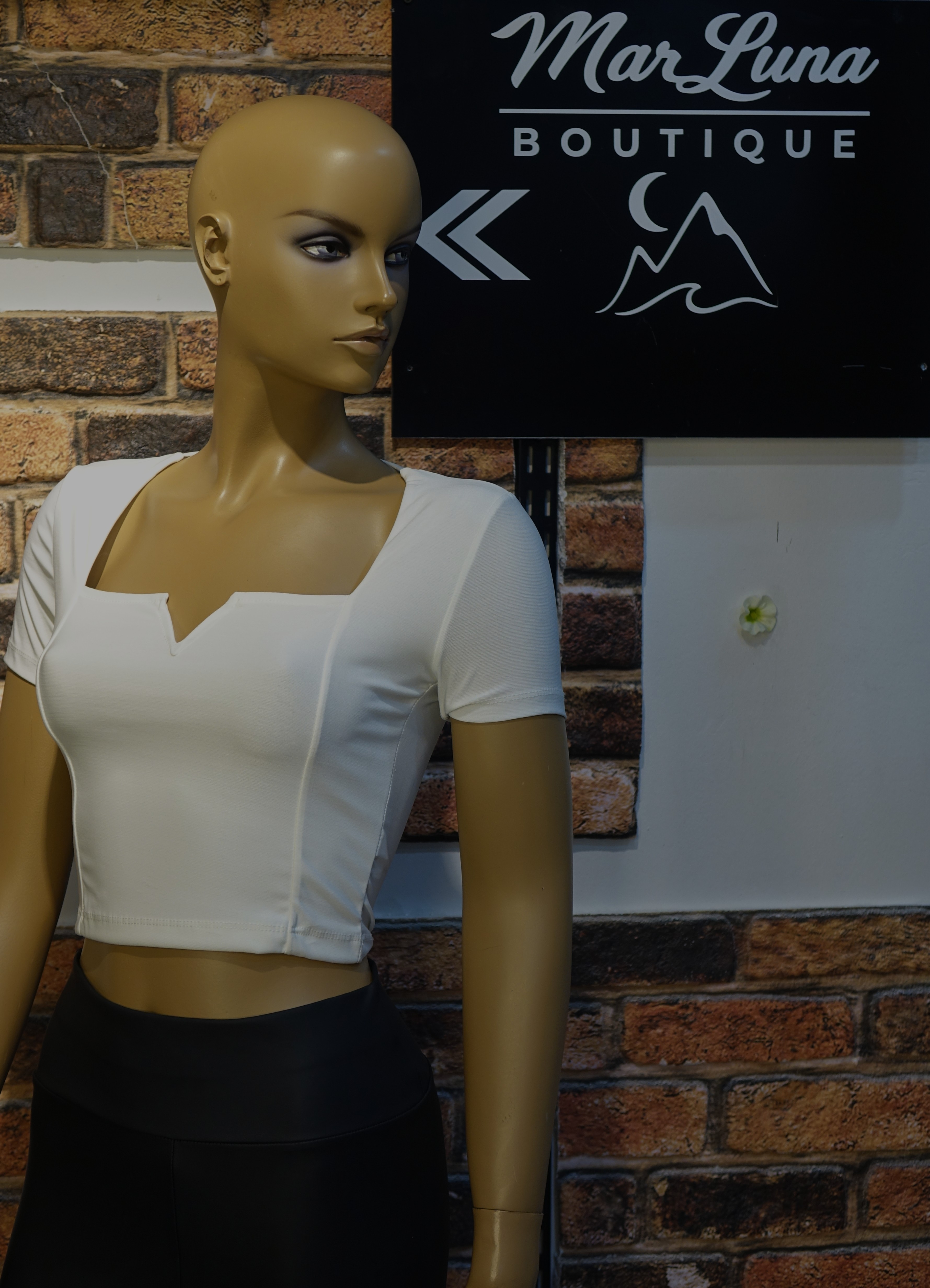 Beyaz Kare Yaka Kadın Crop Bluz – Şık Fit Kesim Yazlık Crop Top