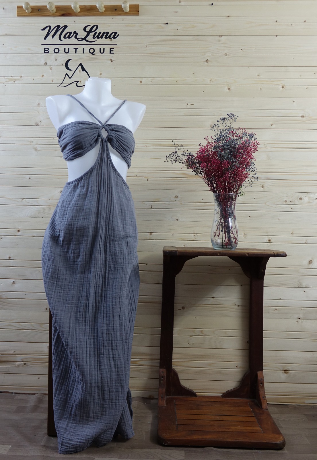 Gri Müslin Uzun Elbise – Göğüs Düğümlü Sırt Dekolteli Yazlık Kadın Elbise