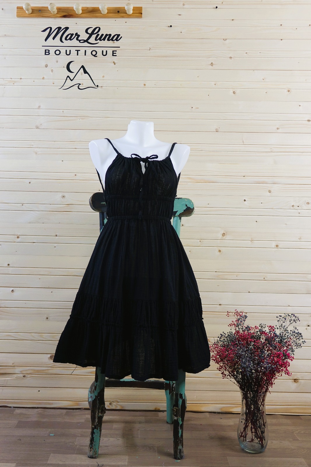 Siyah Müslin Askılı Katlı Yazlık Elbise – Rahat Kesim Tatil & Sahil Elbisesi | MarLuna