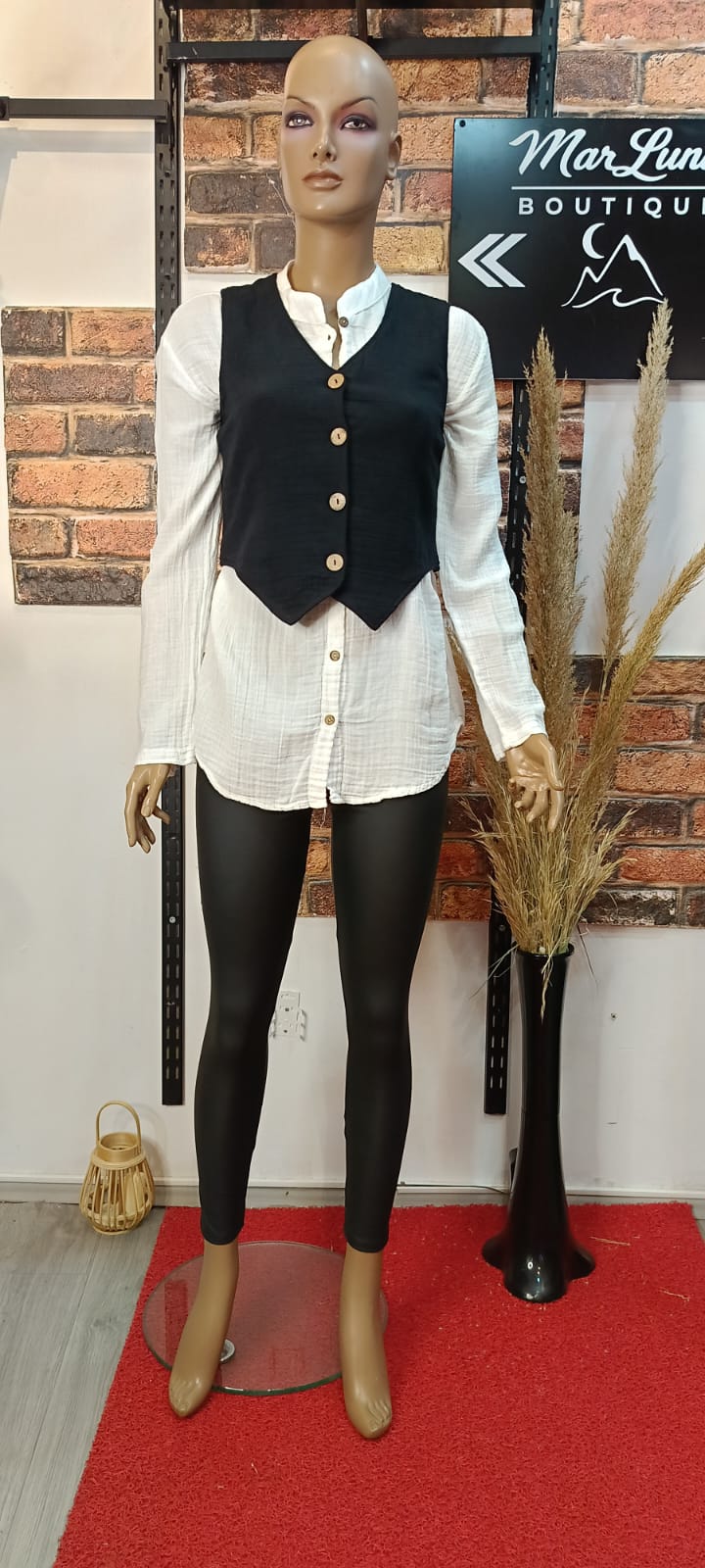 Siyah Suni Deri Kadın Tayt – Güçlü Siluet, Şehirli Şıklık & Zamansız Konfor