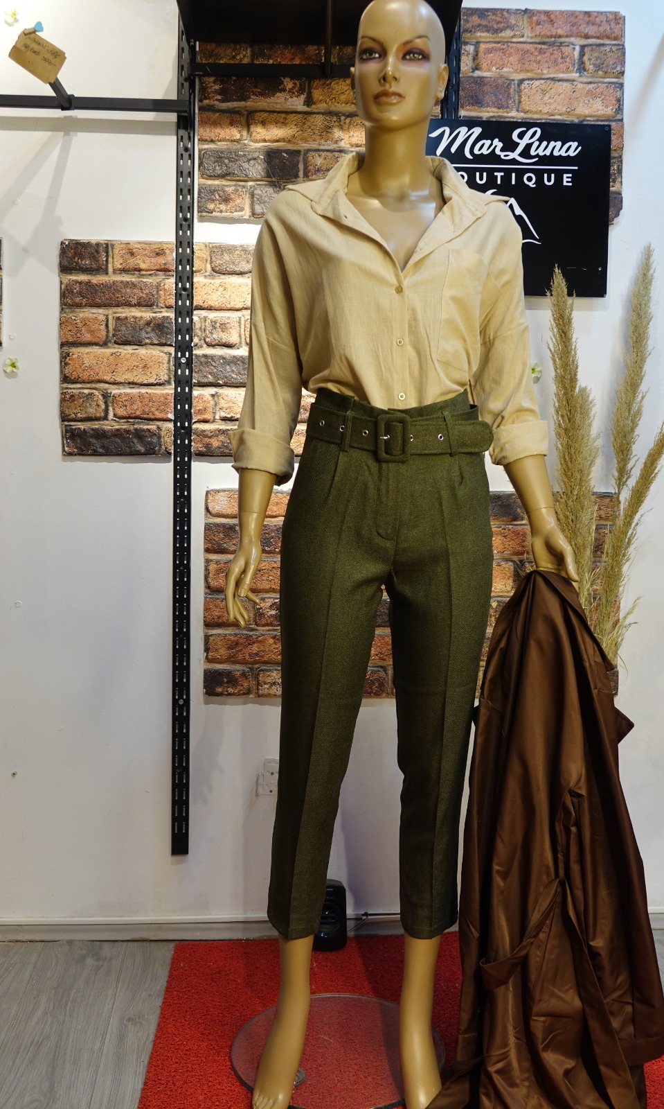 Haki Tonlu Kadın Kemerli Pantolon – Zamansız & Şehir Şıklığı