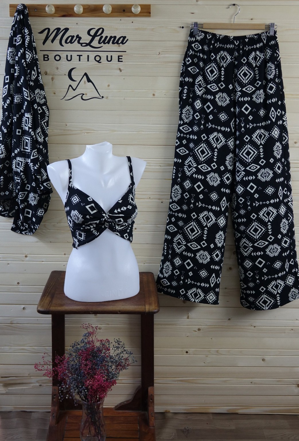 Bohem Etnik Desenli 3’lü Kadın Takım – Crop Top, Bol Paça Pantolon ve Kimono