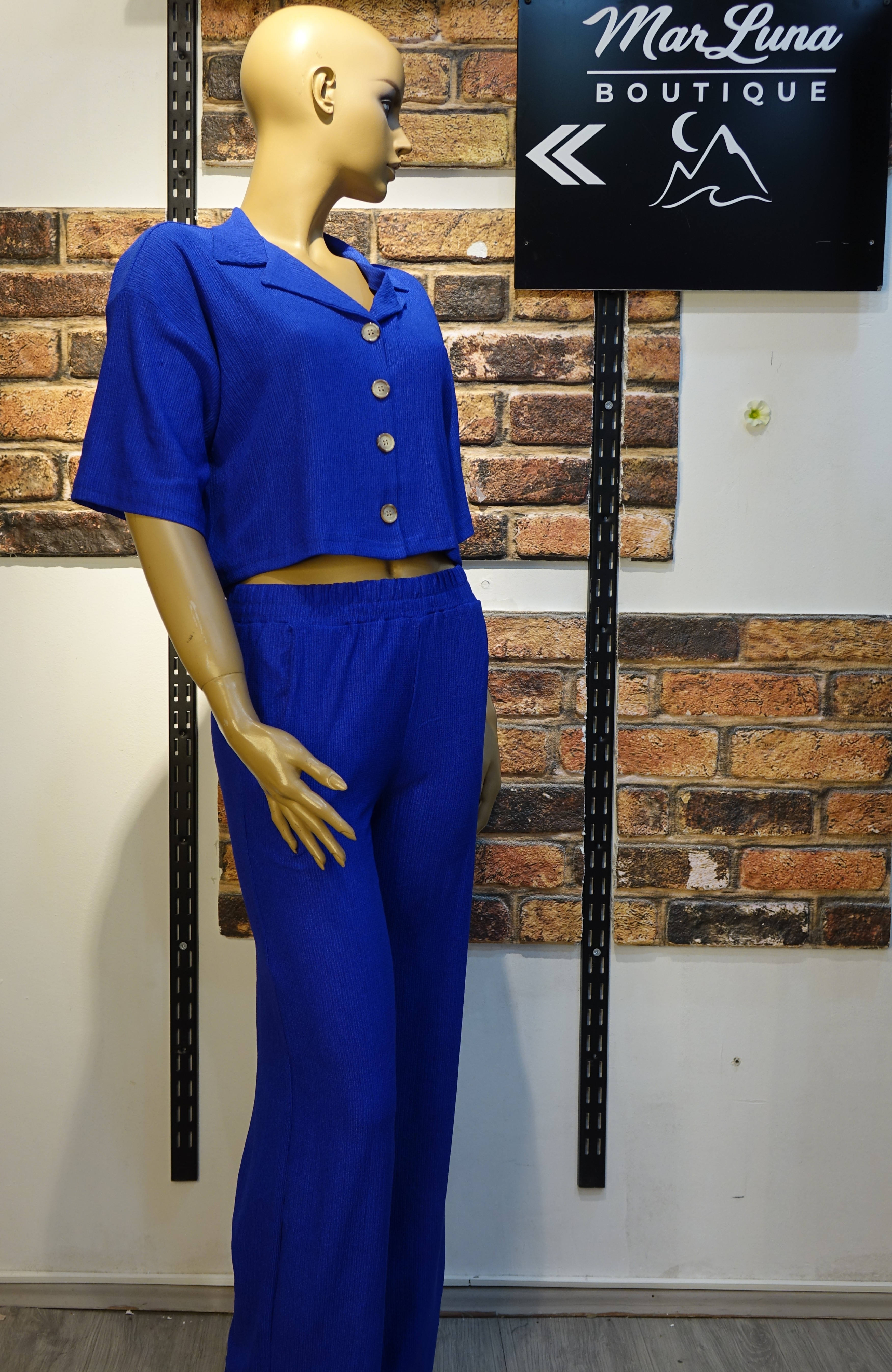 Saks Mavisi Kadın İkili Takım – Düğme Detaylı Crop Bluz ve Rahat Kesim Pantolon Takım | MarLuna