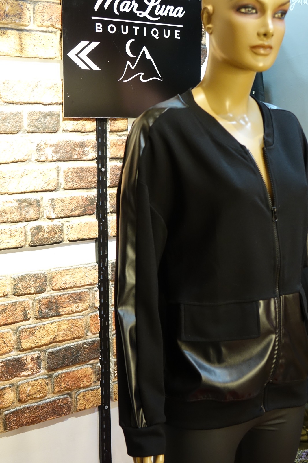 Siyah Deri Detaylı Kadın Mont – Güçlü Duruş, Şehirli Şıklık & Zamansız Stil