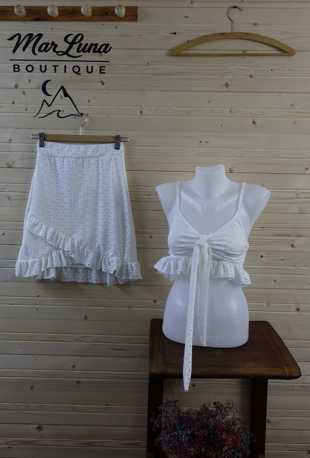 Beyaz Crop Top Mini Etek Takım – Fırfırlı Yazlık Kadın Etek Bluz Kombin