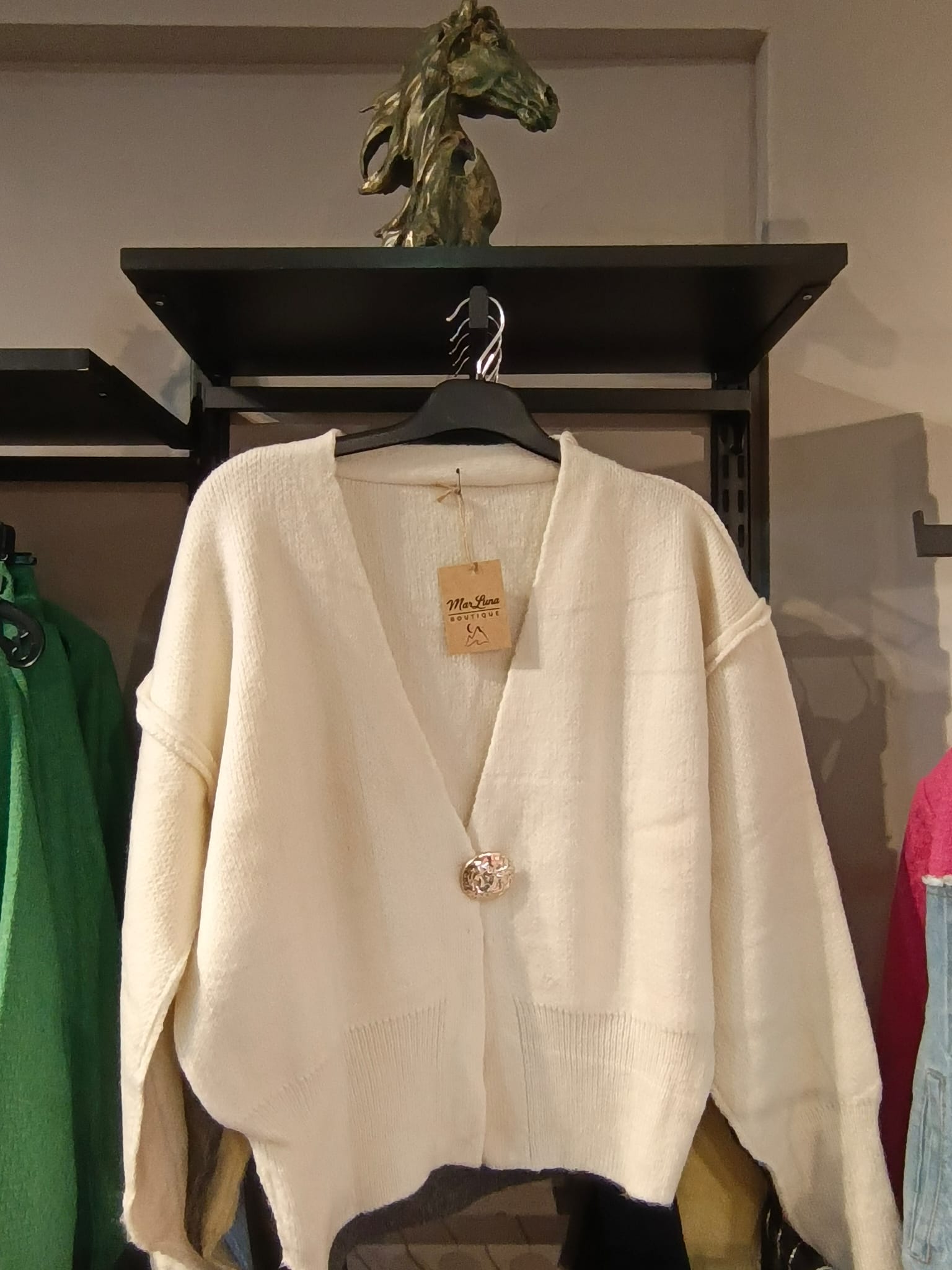 Krem Triko Hırka – Broş Düğme Detaylı V Yaka Kadın Triko Hırka