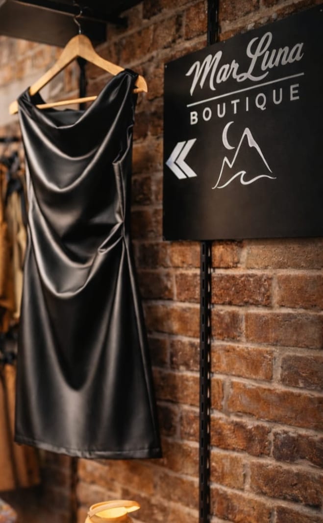 Siyah Drapeli Deri Elbise – Şık Kadın Gece & Davet Elbisesi