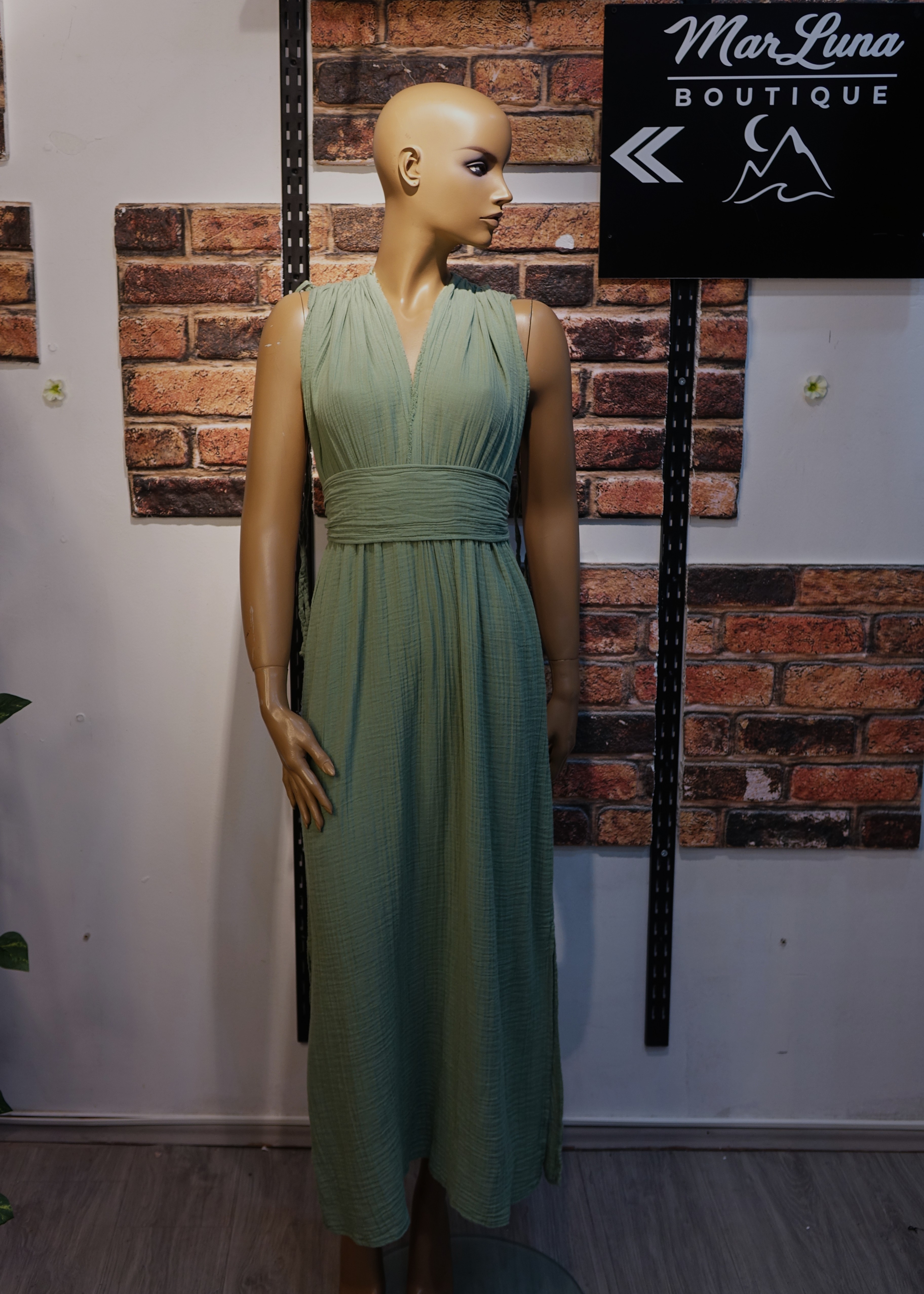 Yeşil Halter Yaka Uzun Kadın Elbise – Sırt Dekolteli Yırtmaçlı Boho Yazlık Maxi Elbise | MarLuna