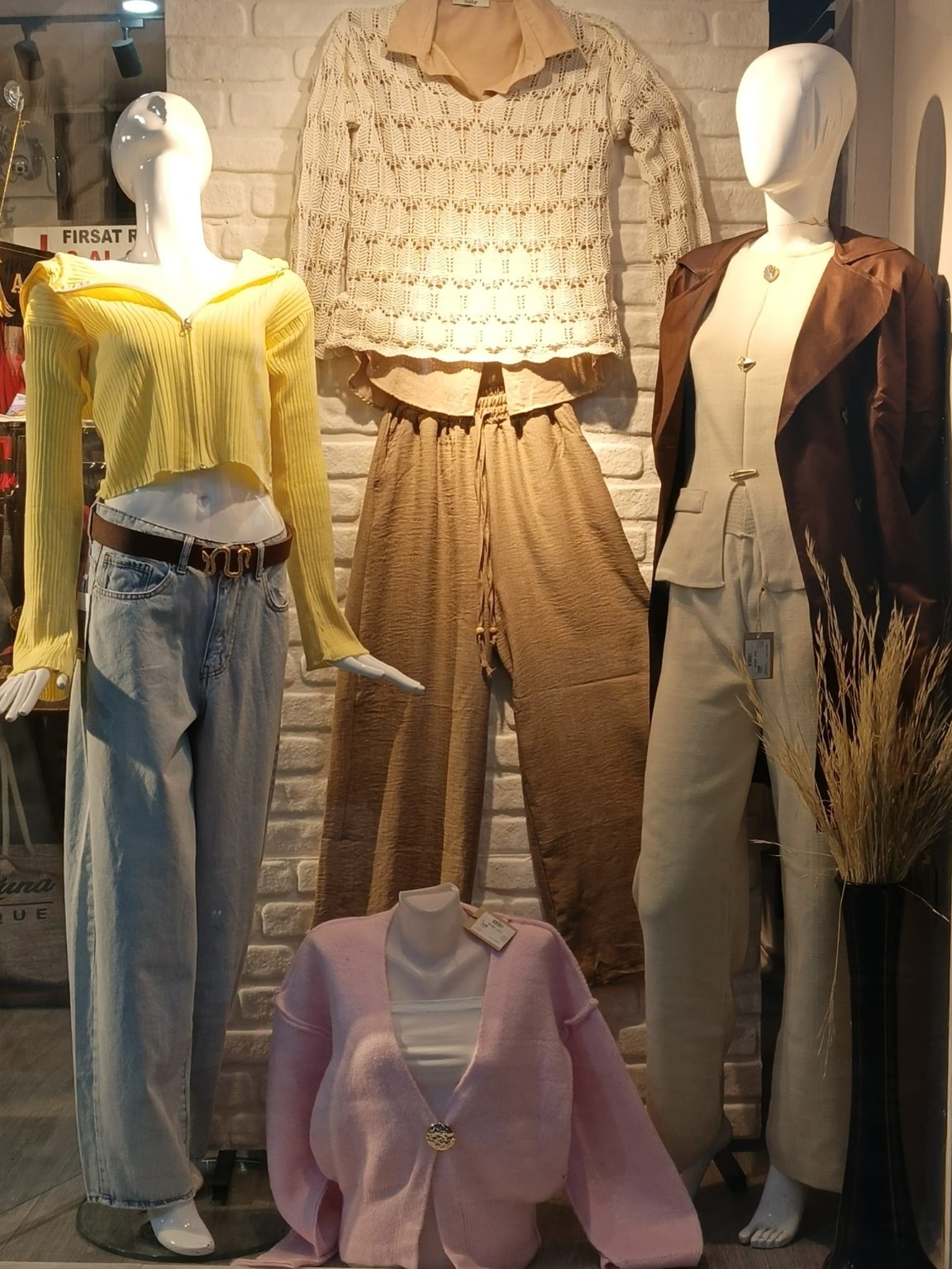 Sarı Fermuarlı Crop Hırka ve Yüksek Bel Jean Kombini – Modern Günlük Kadın Kombini | MarLuna Marmaris