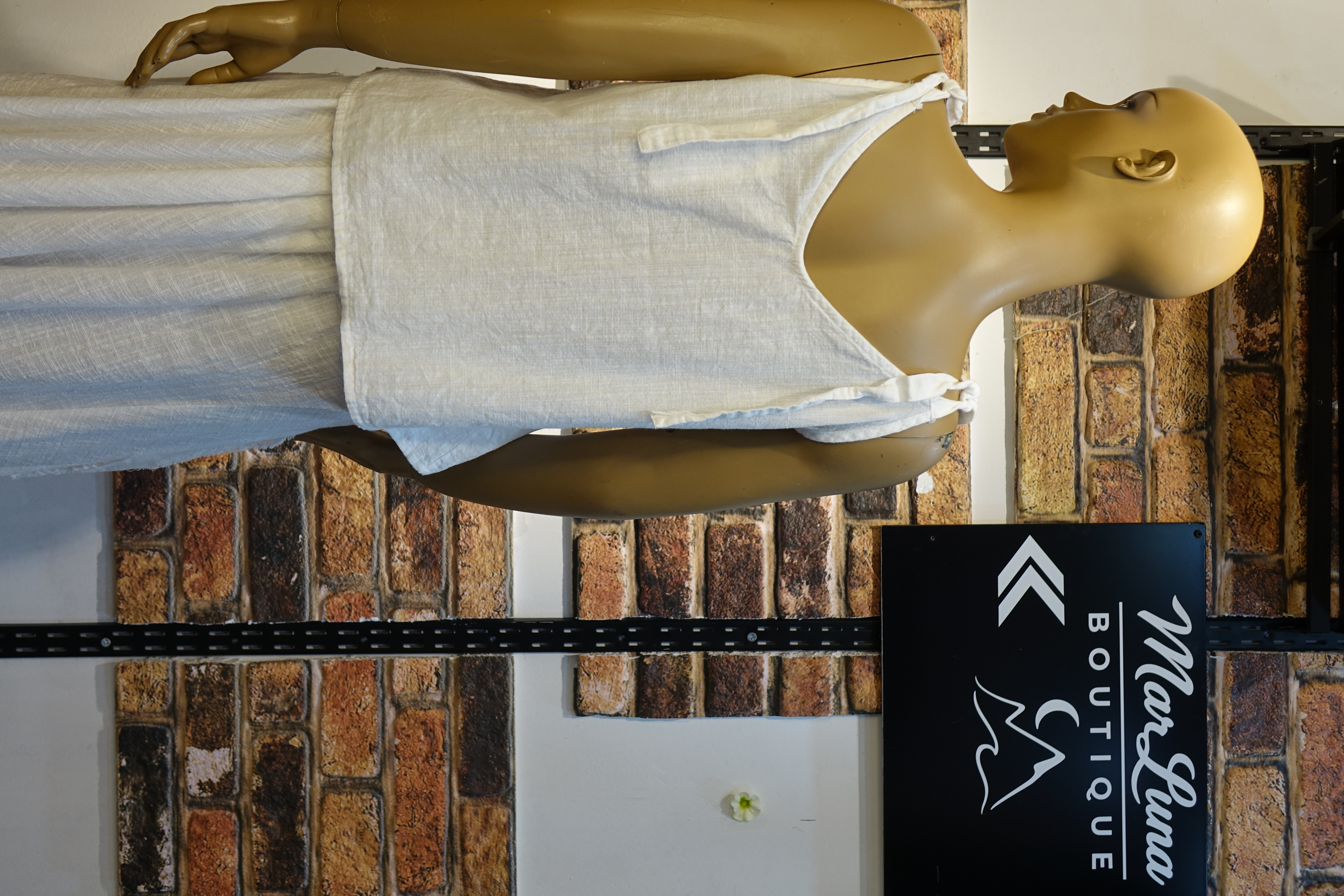 Beyaz Askılı Düğmeli Kadın Bluz – Yazlık Keten Görünümlü Rahat Bohem Kadın Üst | MarLuna