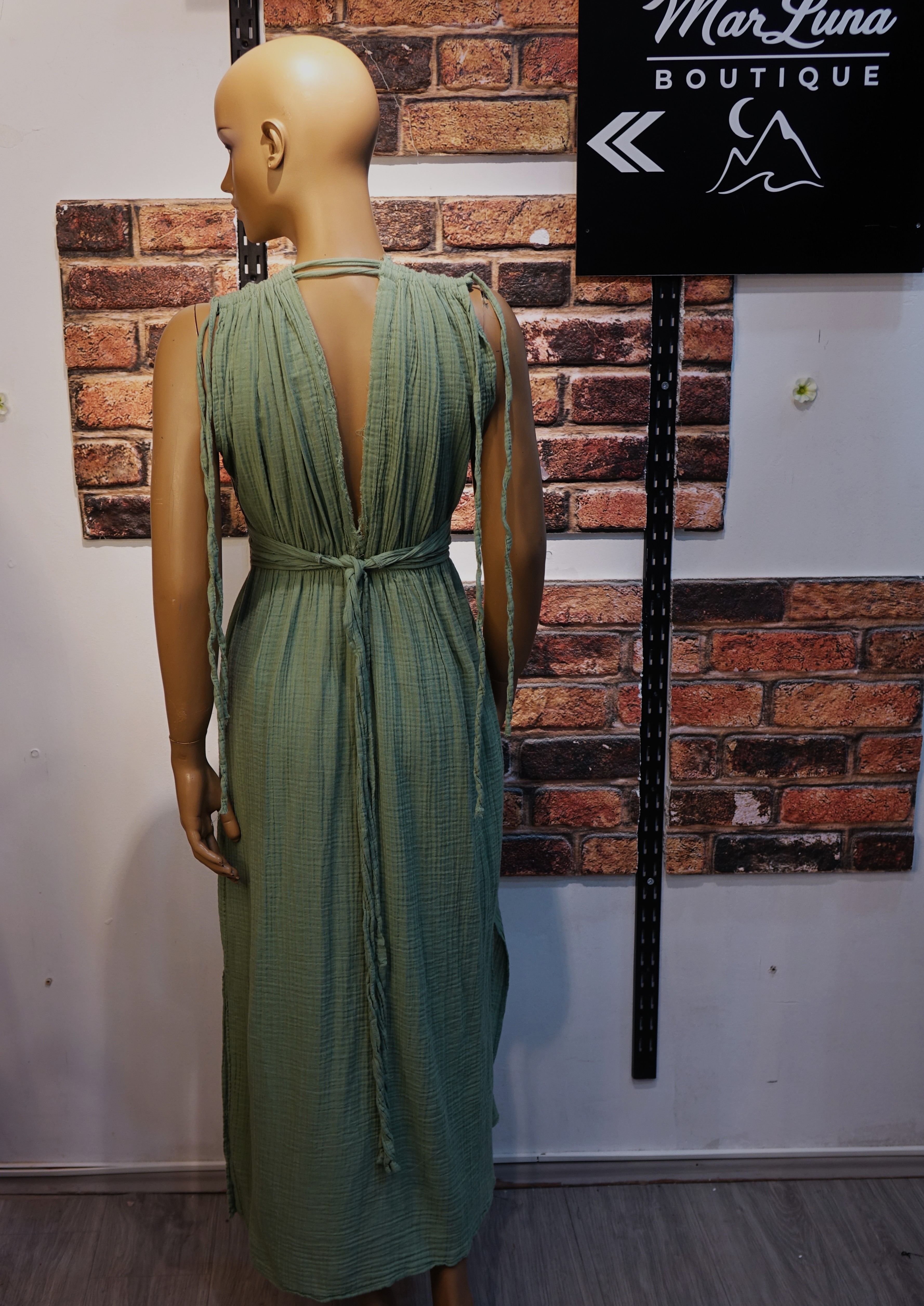 Yeşil Halter Yaka Uzun Kadın Elbise – Sırt Dekolteli Yırtmaçlı Boho Yazlık Maxi Elbise | MarLuna