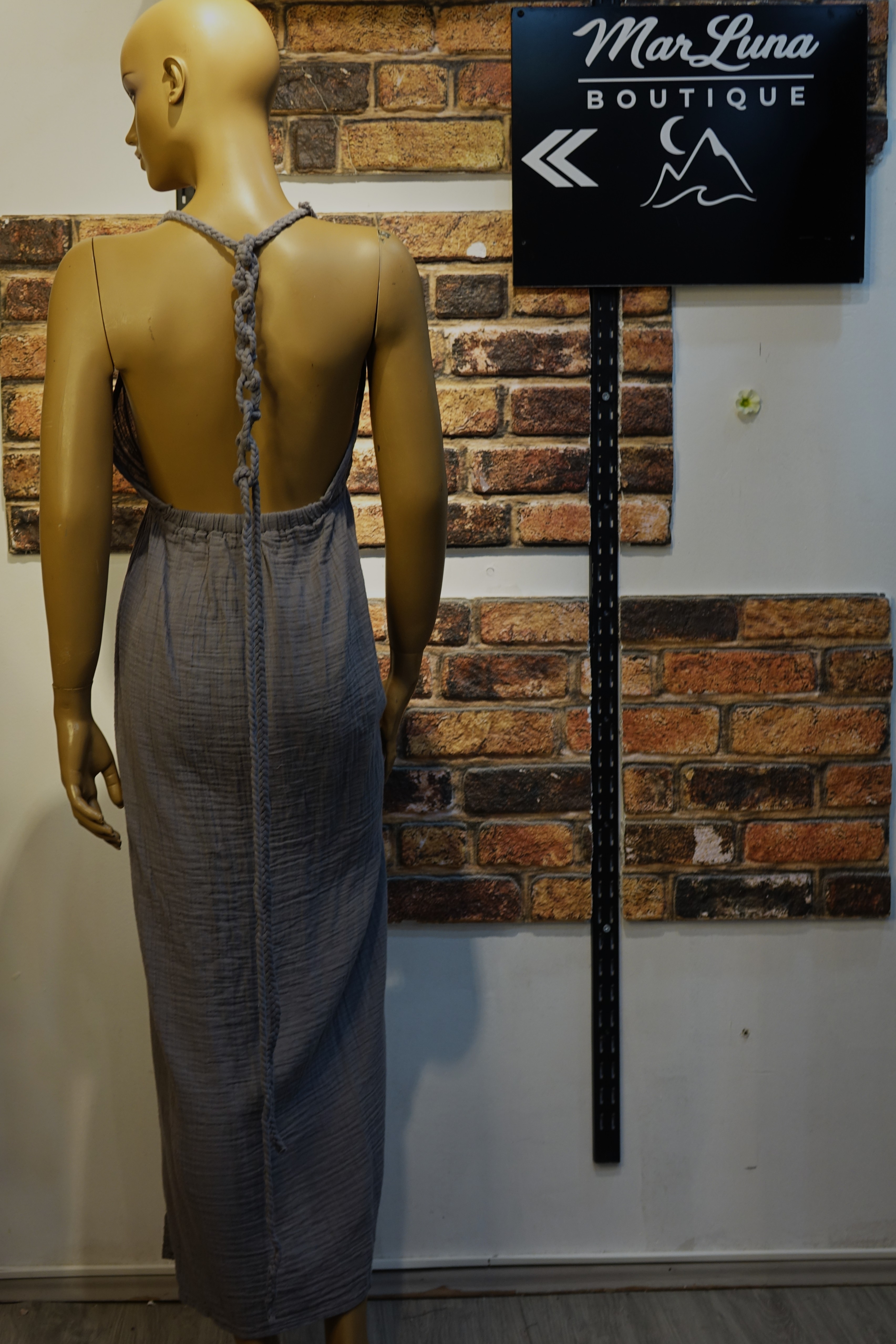 Gri Halter Yaka Uzun Kadın Elbise – Sırt Dekolteli Yırtmaçlı Boho Yazlık Maxi Elbise | MarLuna