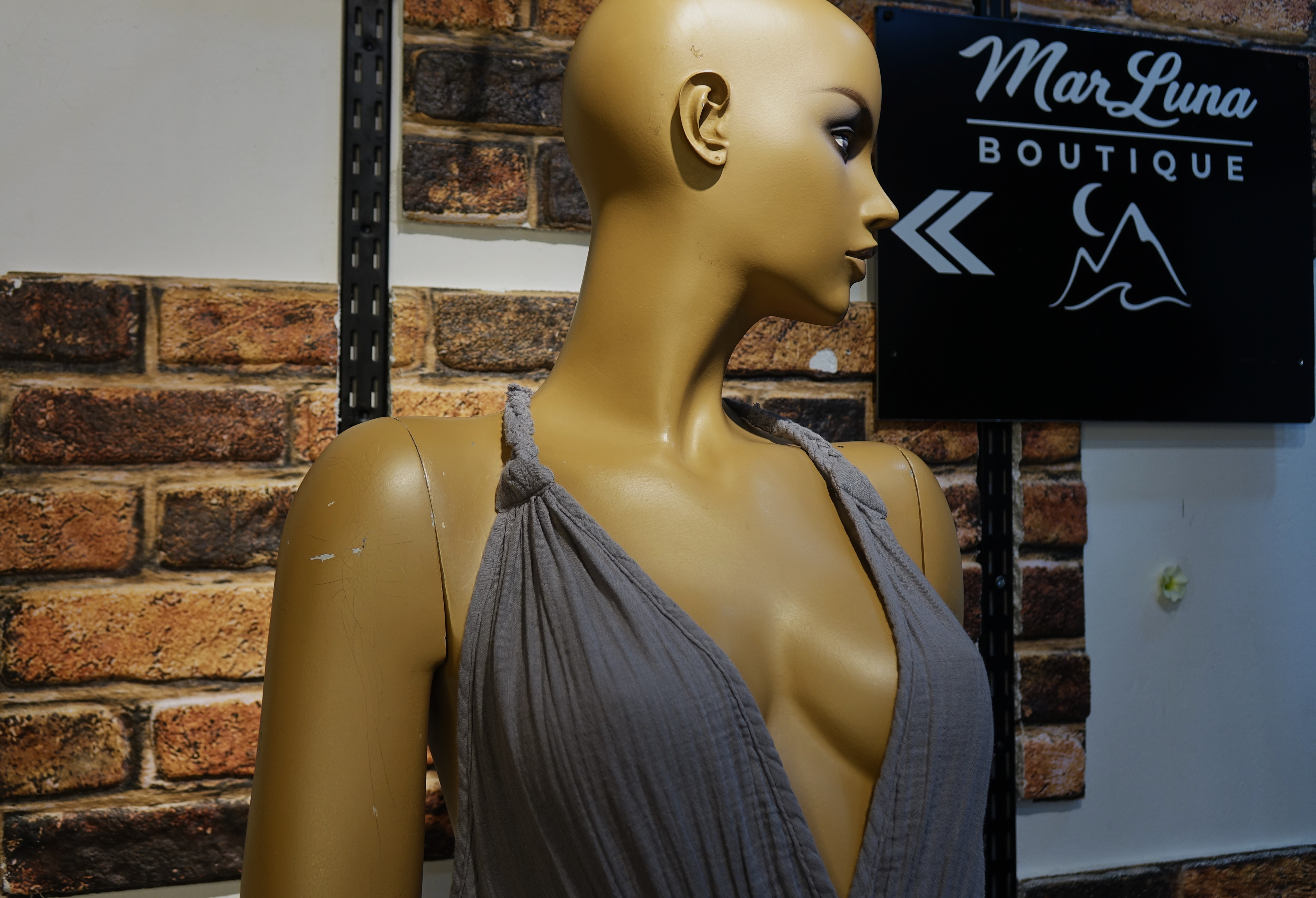 Gri Halter Yaka Uzun Kadın Elbise – Sırt Dekolteli Yırtmaçlı Boho Yazlık Maxi Elbise | MarLuna