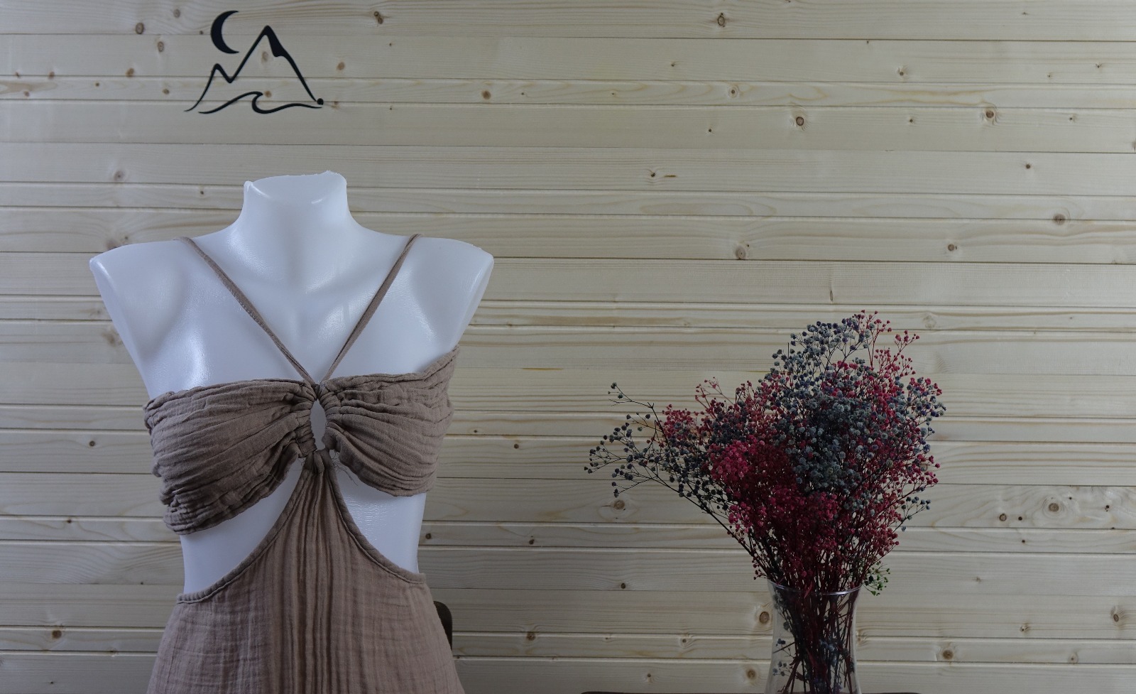 Gri Müslin Uzun Elbise – Göğüs Düğümlü Sırt Dekolteli Yazlık Kadın Elbise