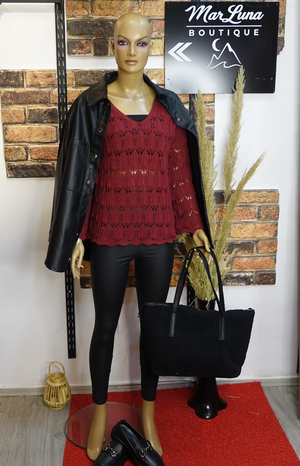 Siyah Suni Deri Kadın Tayt – Güçlü Siluet, Şehirli Şıklık & Zamansız Konfor