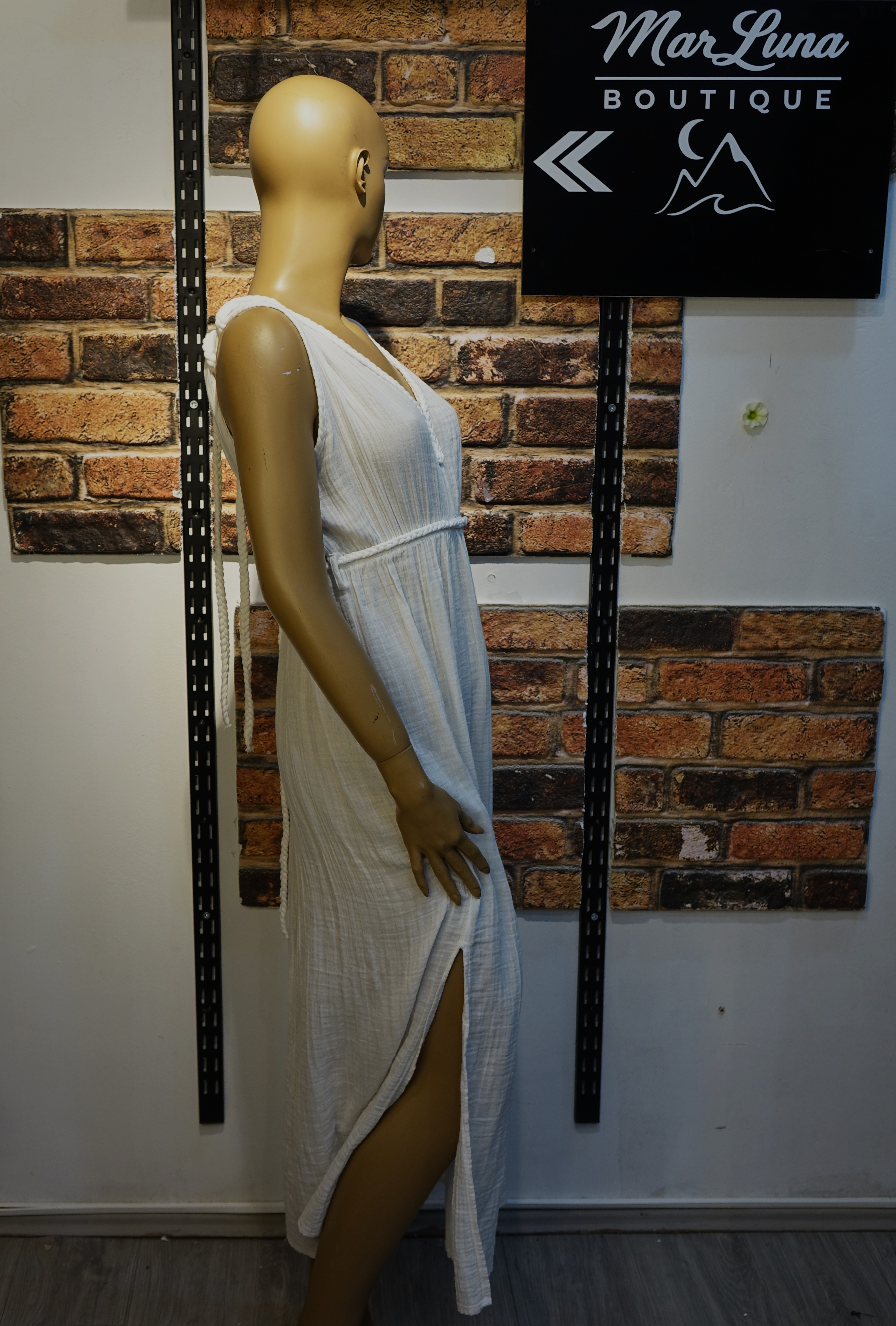 Beyaz Sırt Dekolteli Uzun Kadın Elbise – V Yaka Yırtmaçlı Boho Yazlık Maxi Elbise | MarLuna