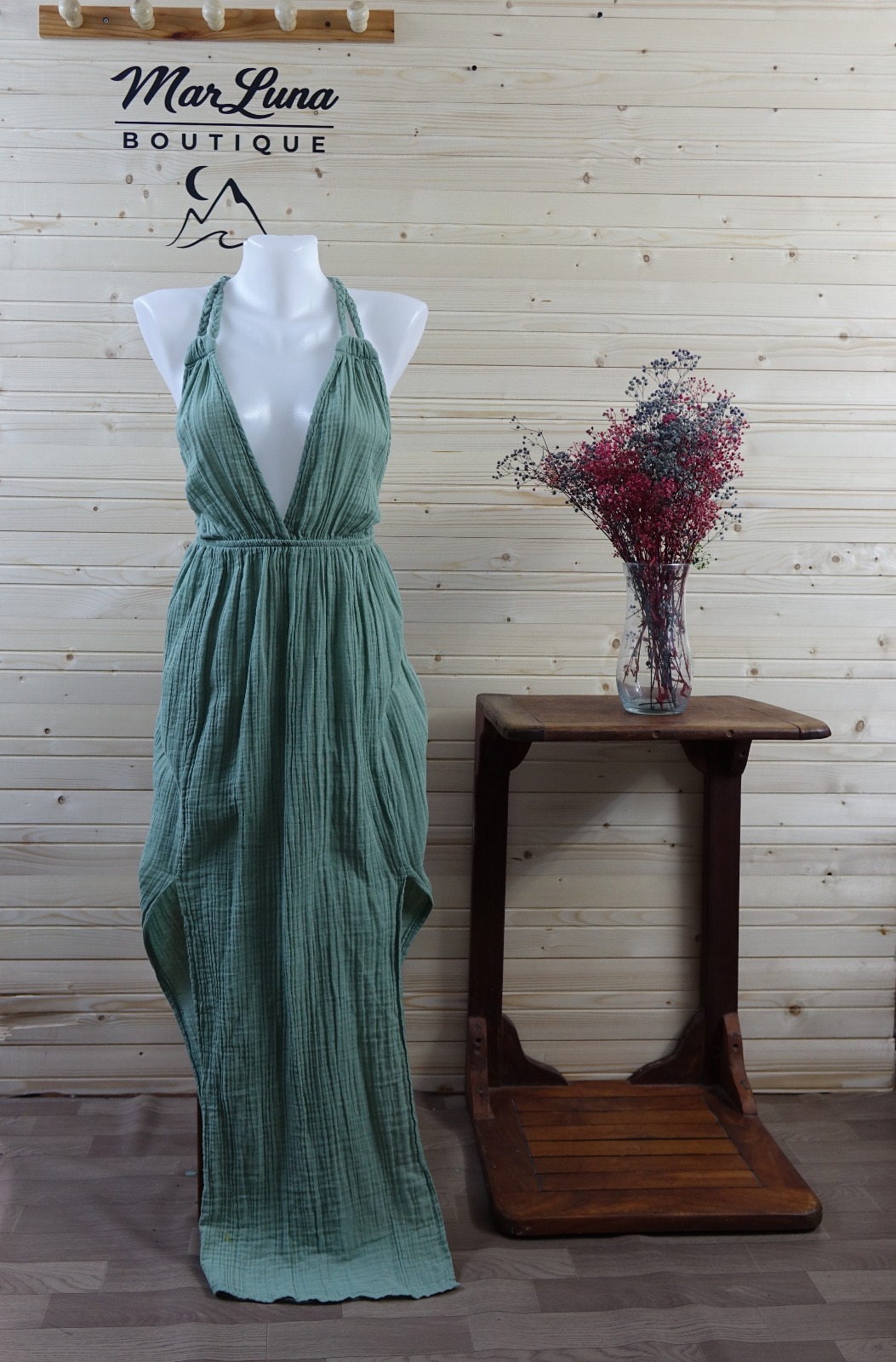 Yeşil Müslin Halter Yaka Uzun Yazlık Elbise – Sırt Dekolteli Sahil & Tatil Elbisesi | MarLuna