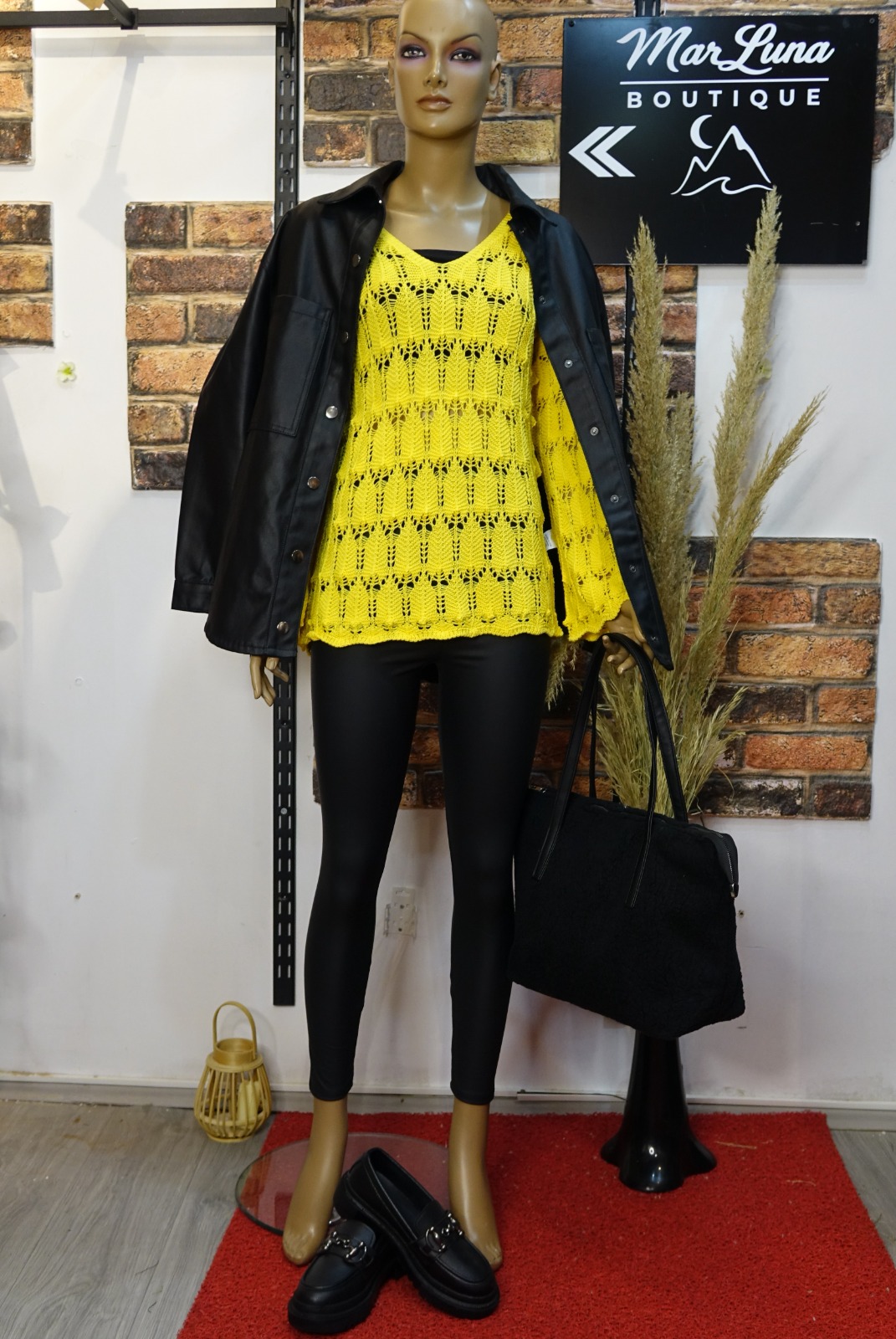 Siyah Suni Deri Kadın Tayt – Güçlü Siluet, Şehirli Şıklık & Zamansız Konfor