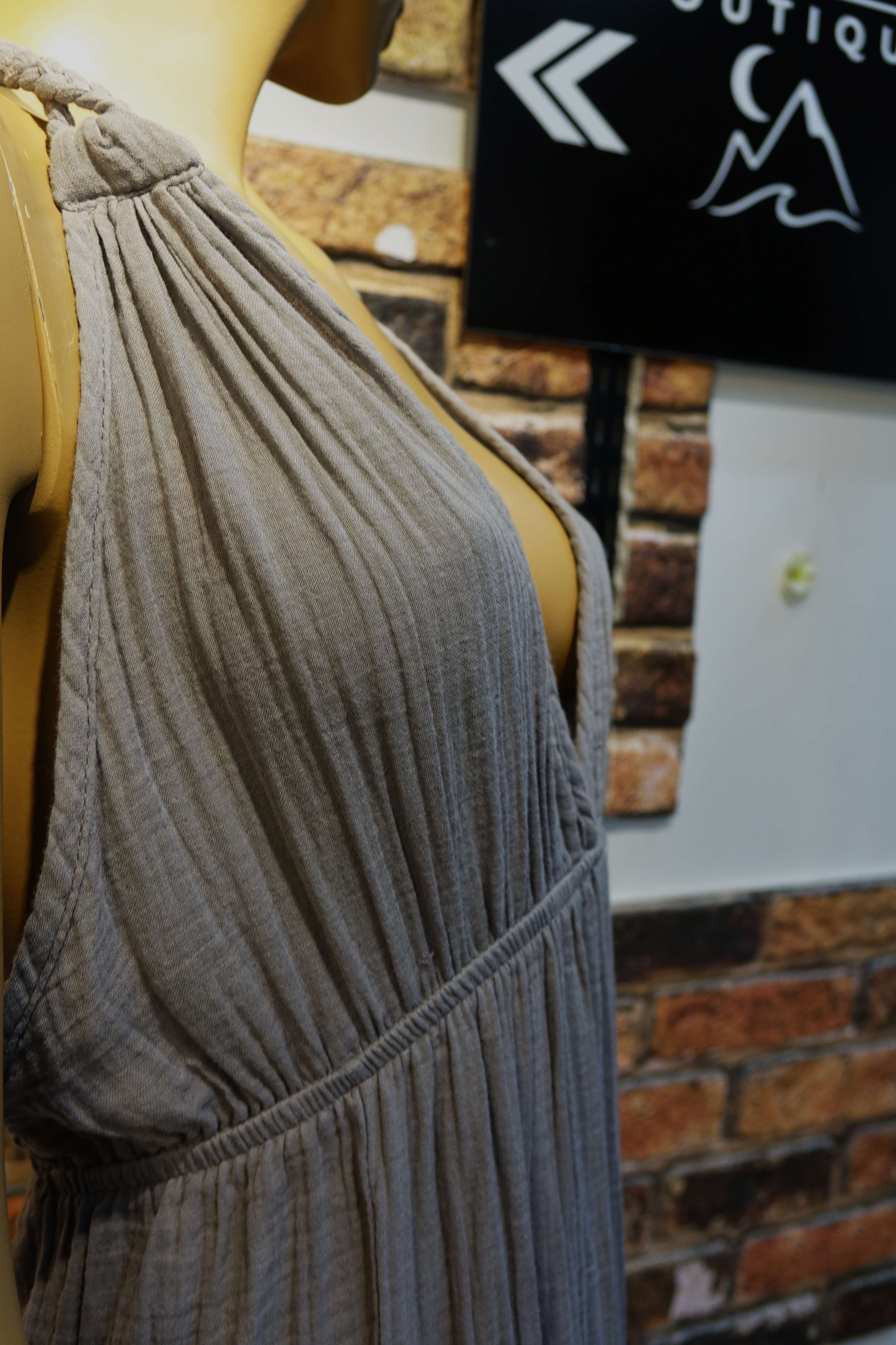 Gri Halter Yaka Uzun Kadın Elbise – Sırt Dekolteli Yırtmaçlı Boho Yazlık Maxi Elbise | MarLuna