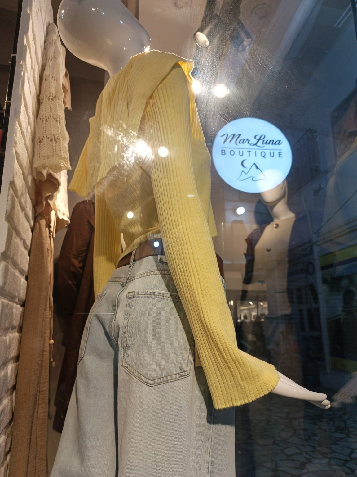 Sarı Fermuarlı Crop Hırka ve Yüksek Bel Jean Kombini – Modern Günlük Kadın Kombini | MarLuna Marmaris