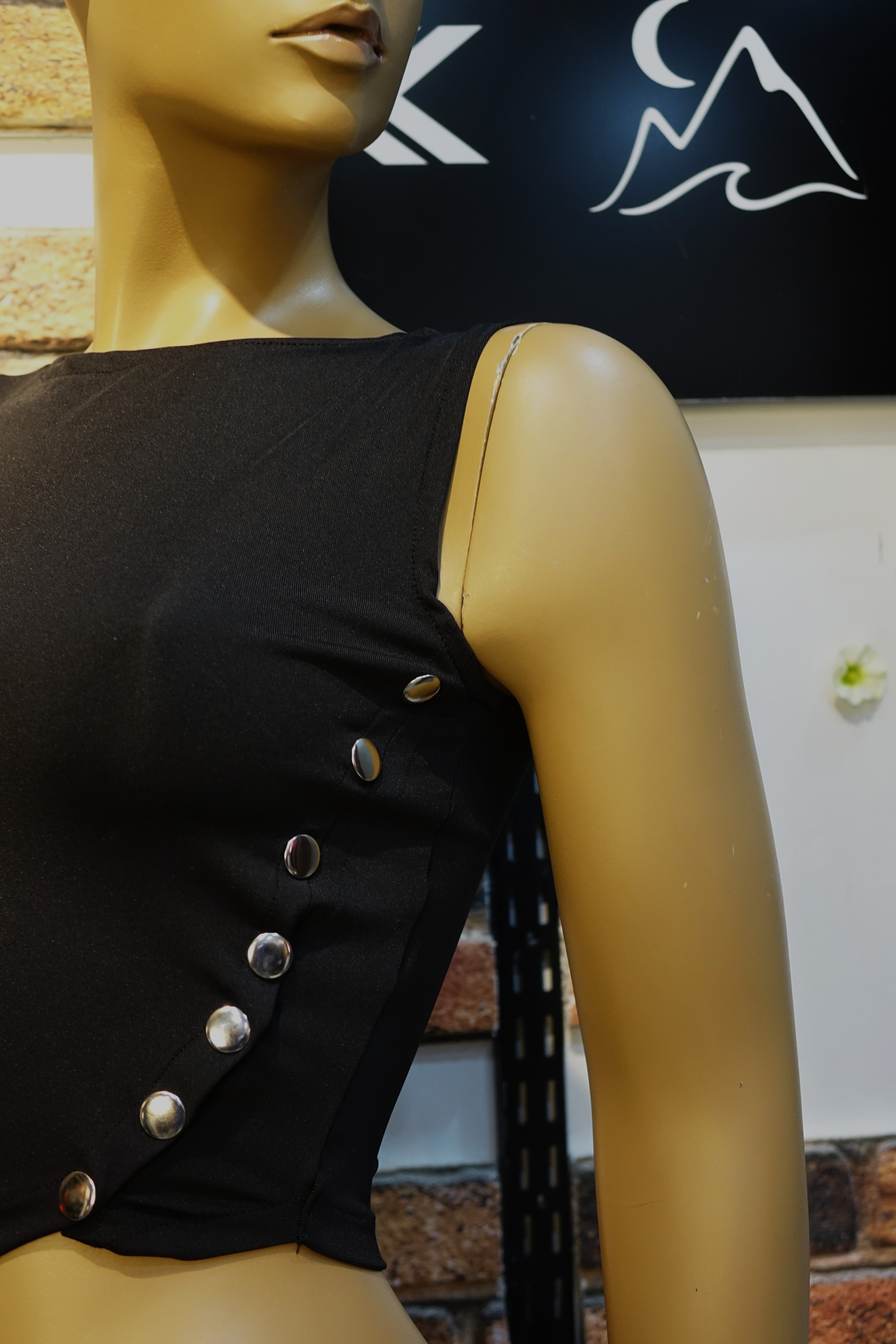 Siyah Düğme Detaylı Kadın Crop Bluz – Şık Fit Kesim Modern Crop Top