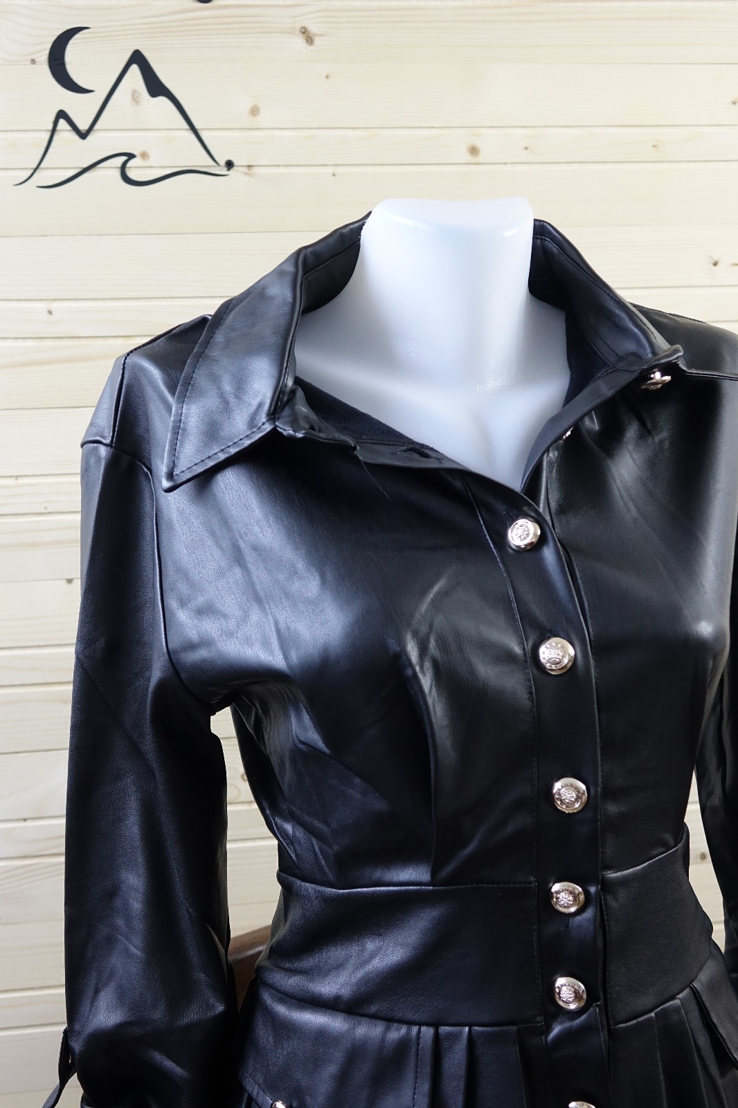 Kadın Siyah Deri Görünümlü Düğmeli Elbise – Piliseli Tasarım – Şık Deri Elbise – S M L