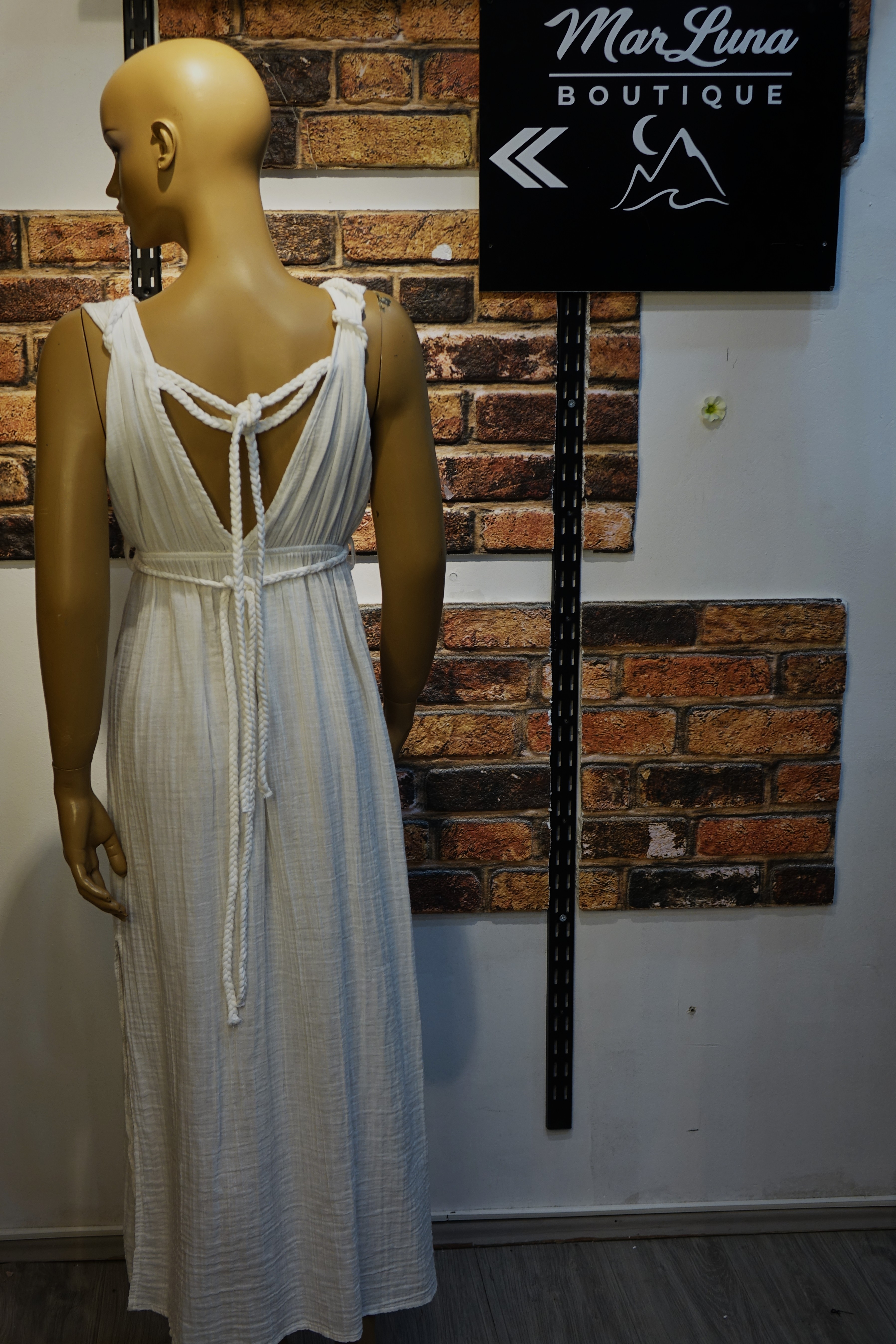 Beyaz Sırt Dekolteli Uzun Kadın Elbise – V Yaka Yırtmaçlı Boho Yazlık Maxi Elbise | MarLuna