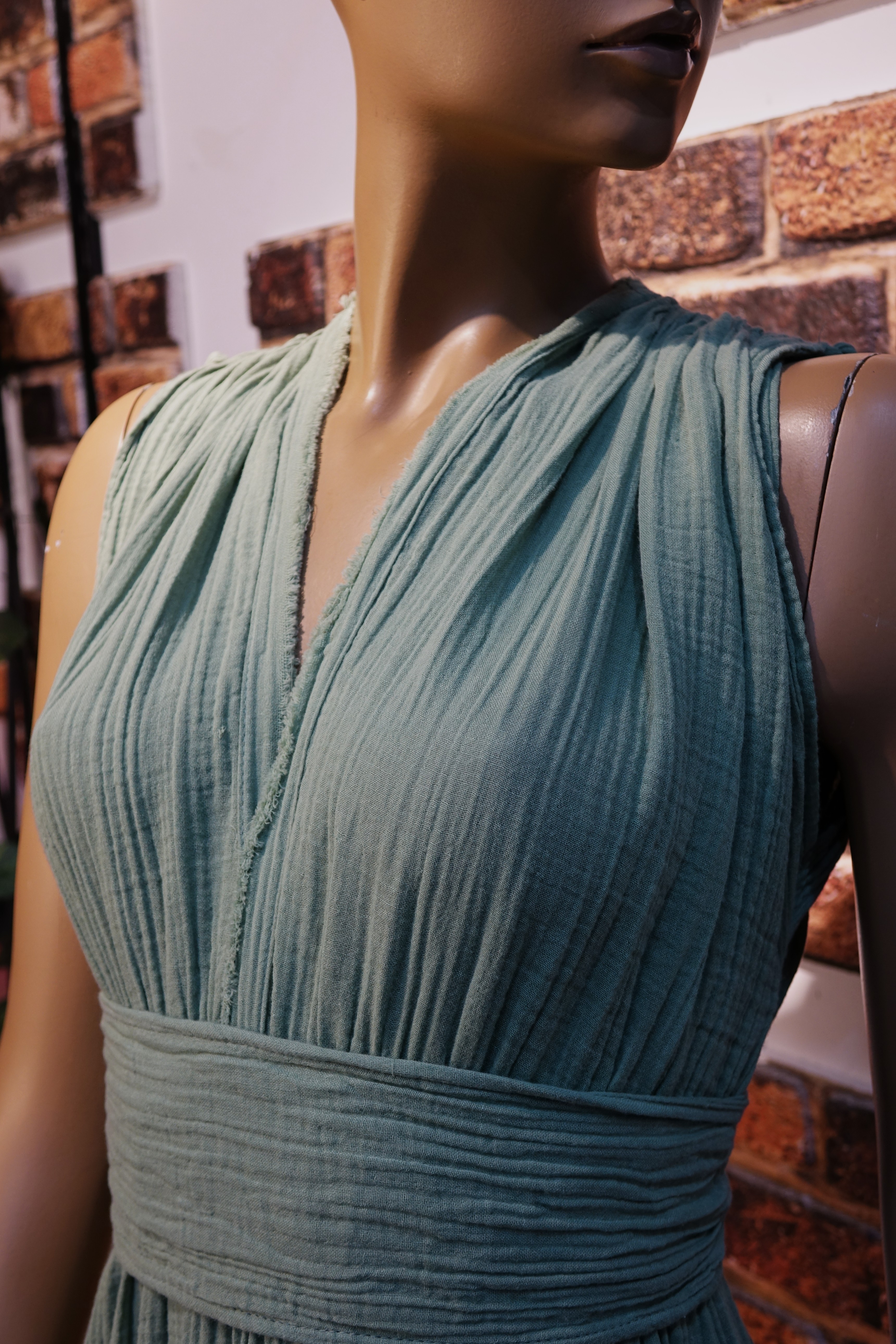 Yeşil Halter Yaka Uzun Kadın Elbise – Sırt Dekolteli Yırtmaçlı Boho Yazlık Maxi Elbise | MarLuna