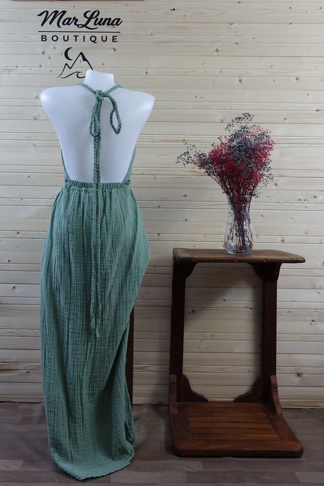 Yeşil Müslin Halter Yaka Uzun Yazlık Elbise – Sırt Dekolteli Sahil & Tatil Elbisesi | MarLuna