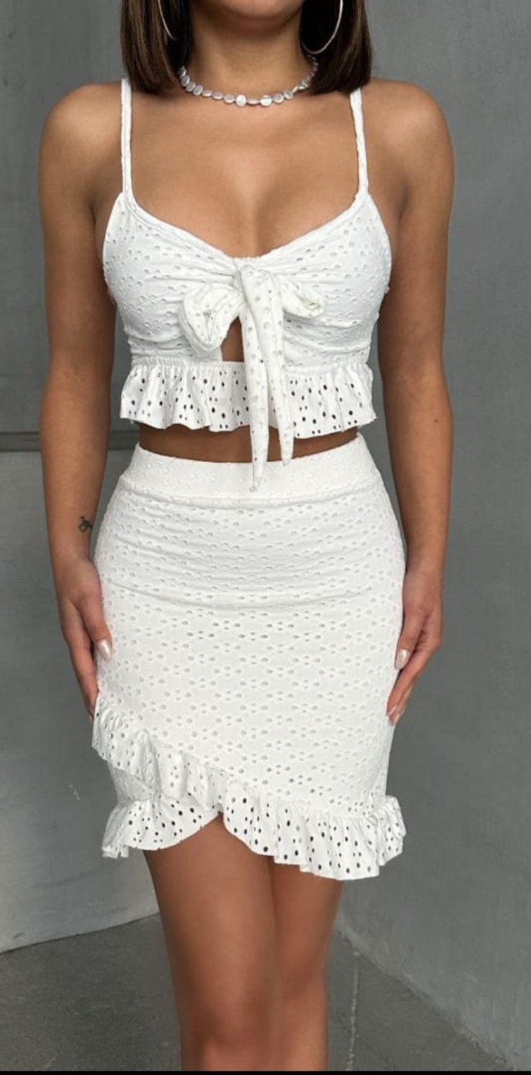 Beyaz Crop Top Mini Etek Takım – Fırfırlı Yazlık Kadın Etek Bluz Kombin