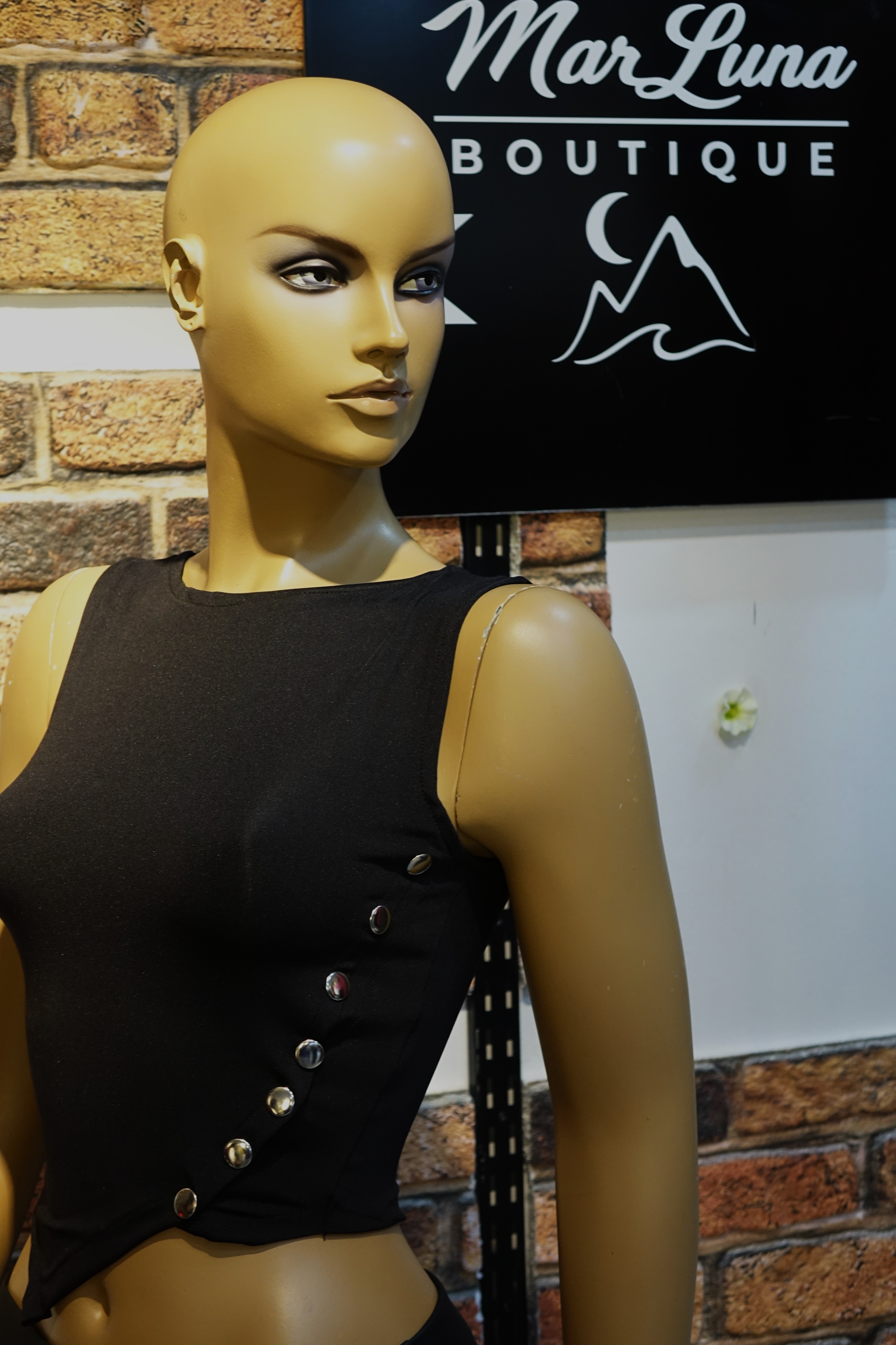 Siyah Düğme Detaylı Kadın Crop Bluz – Şık Fit Kesim Modern Crop Top