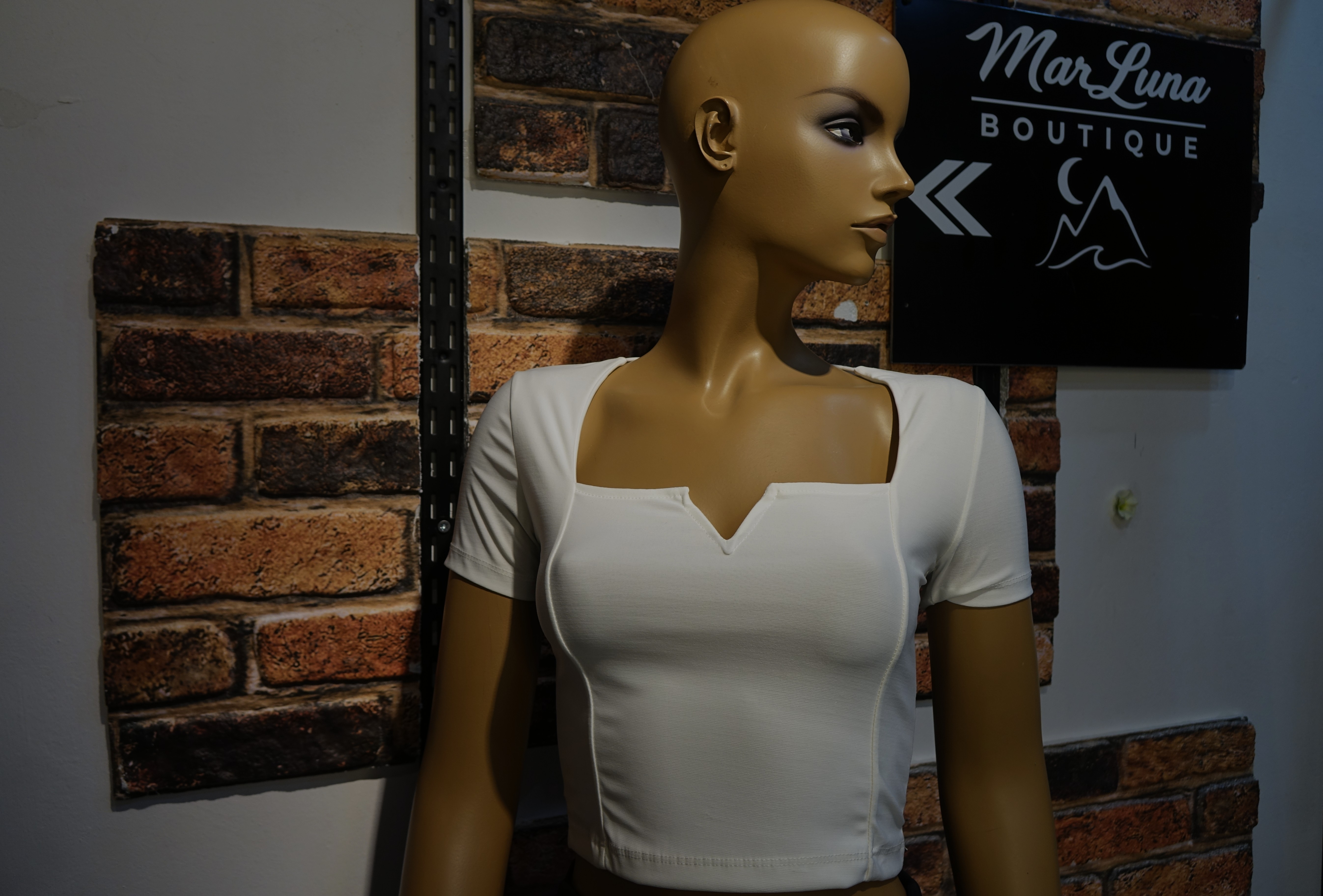 Beyaz Kare Yaka Kadın Crop Bluz – Şık Fit Kesim Yazlık Crop Top