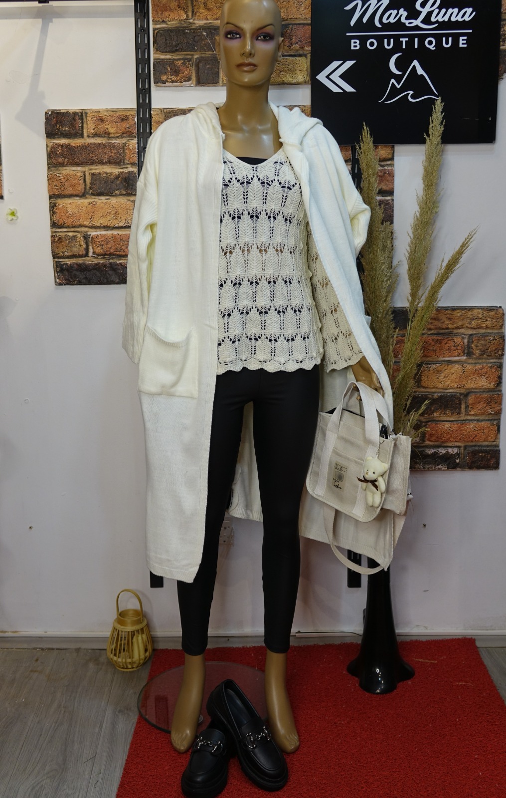 Siyah Suni Deri Kadın Tayt – Güçlü Siluet, Şehirli Şıklık & Zamansız Konfor