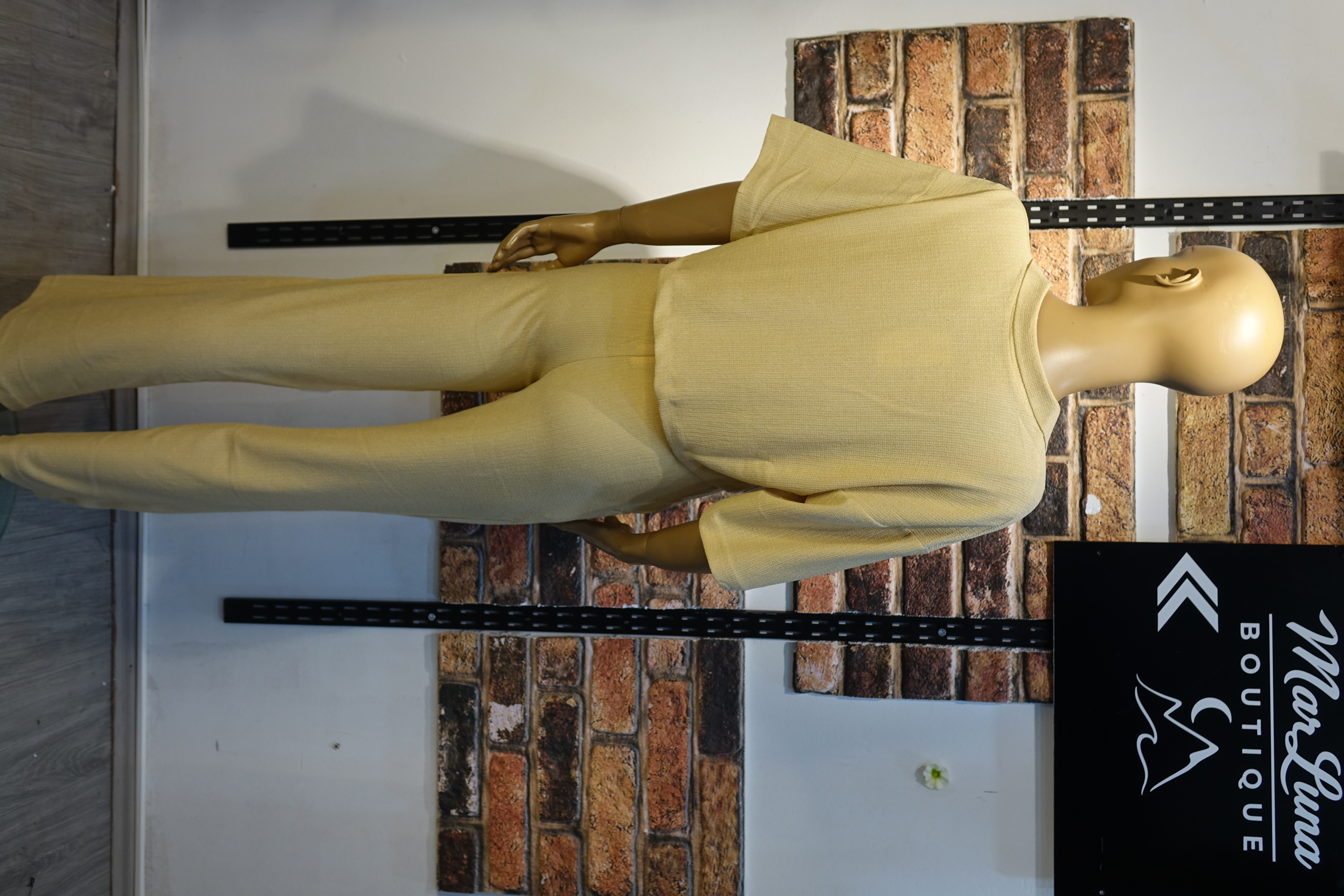 Bej Kadın İkili Takım – Düğme Detaylı Crop Bluz ve Rahat Kesim Pantolon Takım | MarLuna