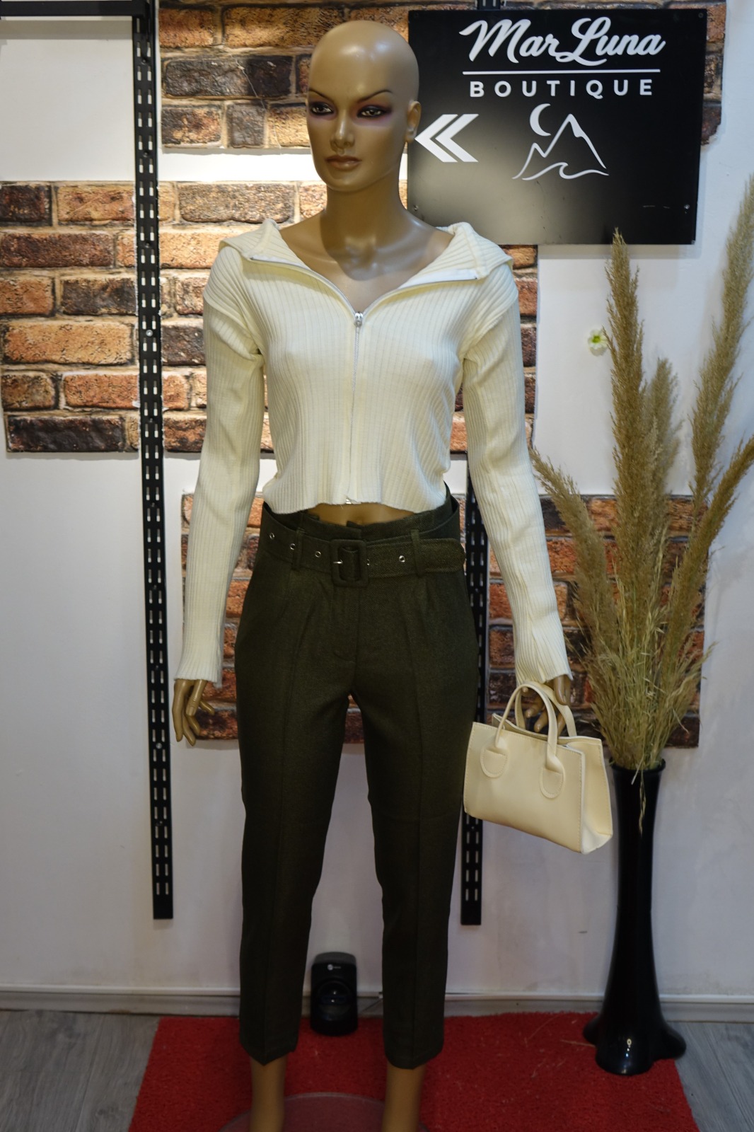 Haki Tonlu Kadın Kemerli Pantolon – Zamansız & Şehir Şıklığı