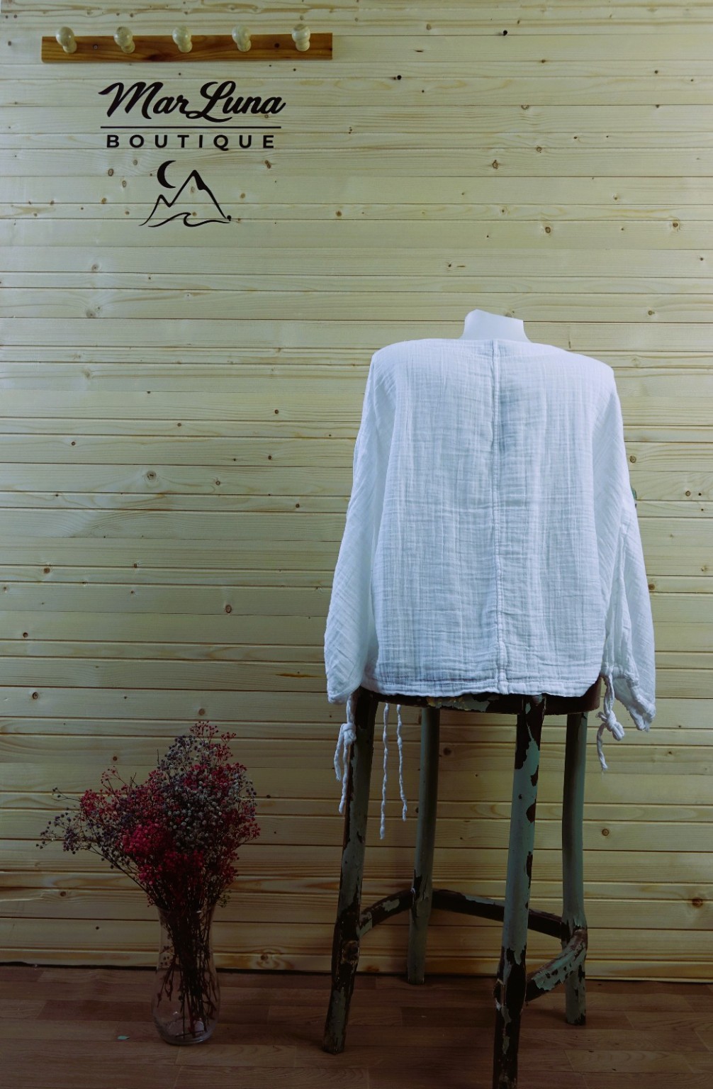 Beyaz Müslin Bağcıklı Crop Bluz – V Yaka Yazlık Bohem Bluz | MarLuna