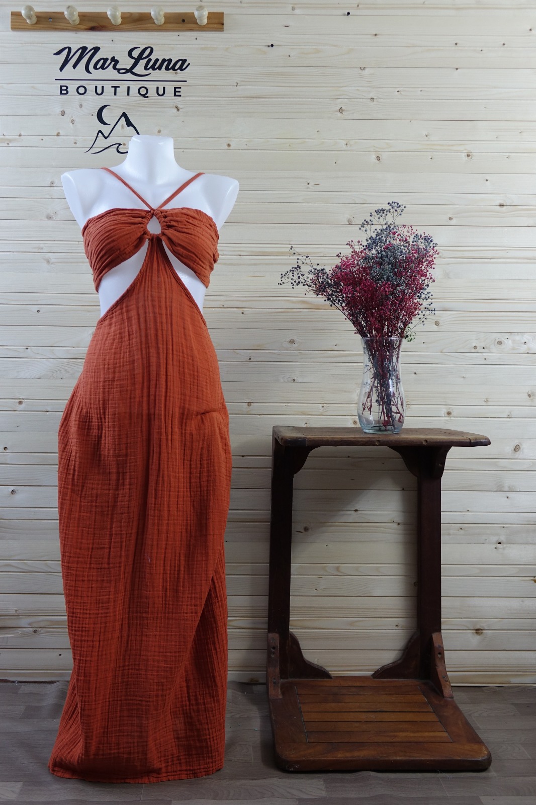 Gri Müslin Uzun Elbise – Göğüs Düğümlü Sırt Dekolteli Yazlık Kadın Elbise