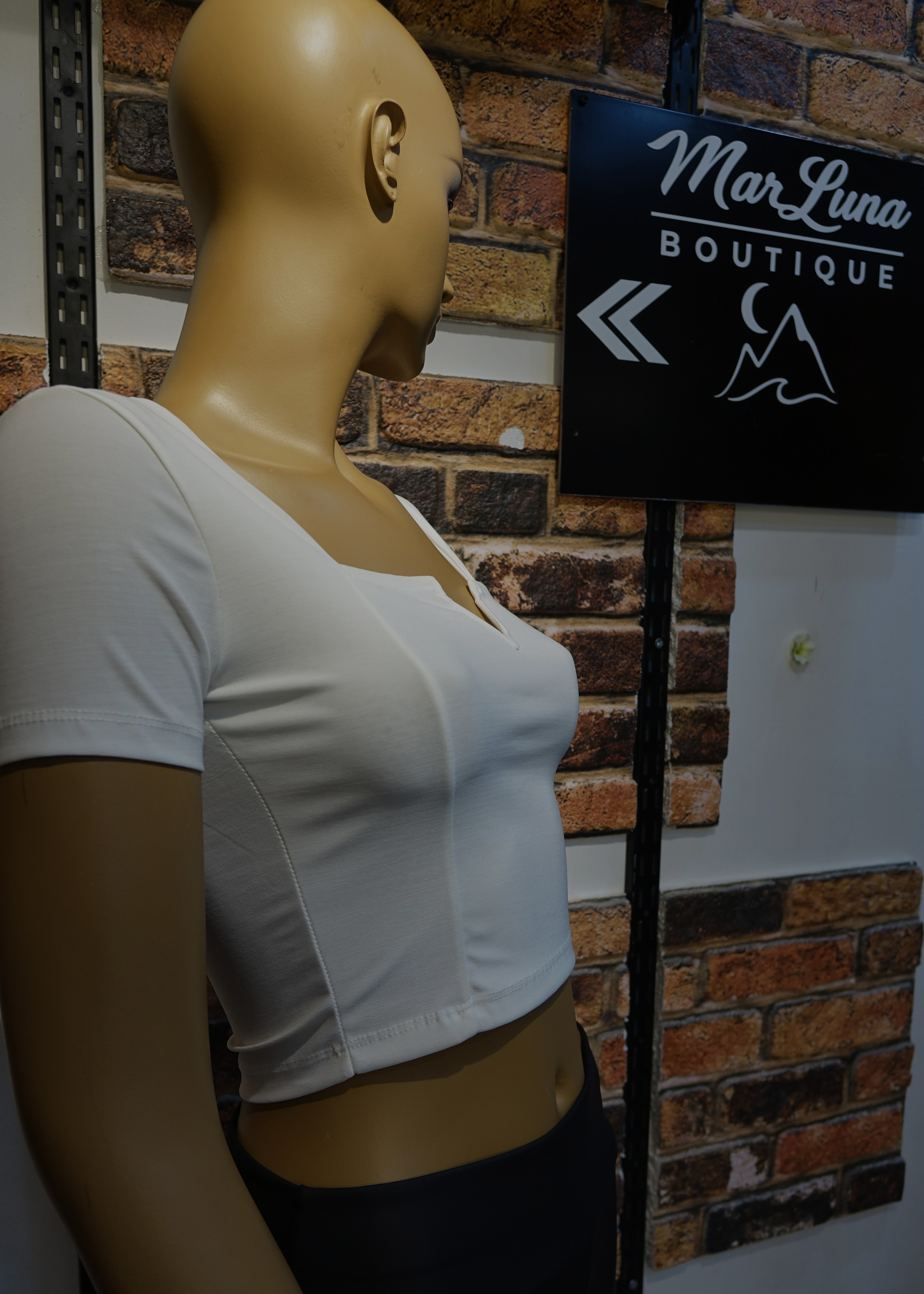 Beyaz Kare Yaka Kadın Crop Bluz – Şık Fit Kesim Yazlık Crop Top