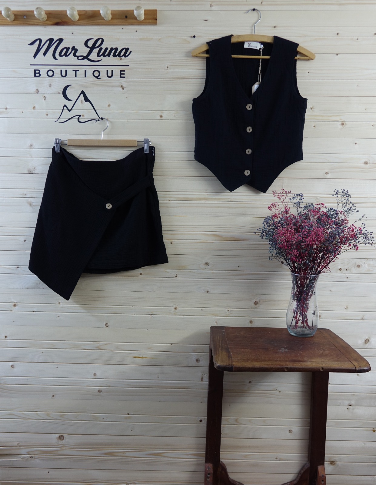 Siyah Yelek Etek Muslin Takım – Düğme Detaylı Kadın Şık İkili Takım | MarLuna