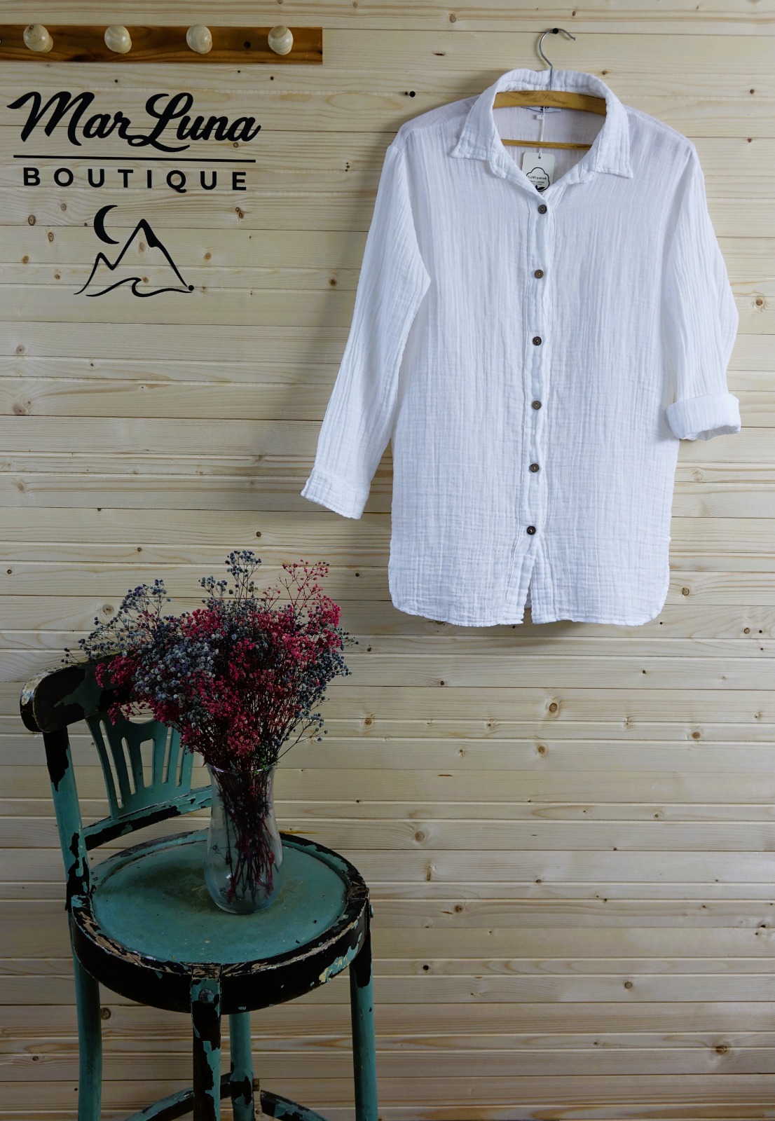 Modern Bohem Kombin – Beyaz Gömlek, Düğmeli Yelek ve Deri Tayt | MarLuna