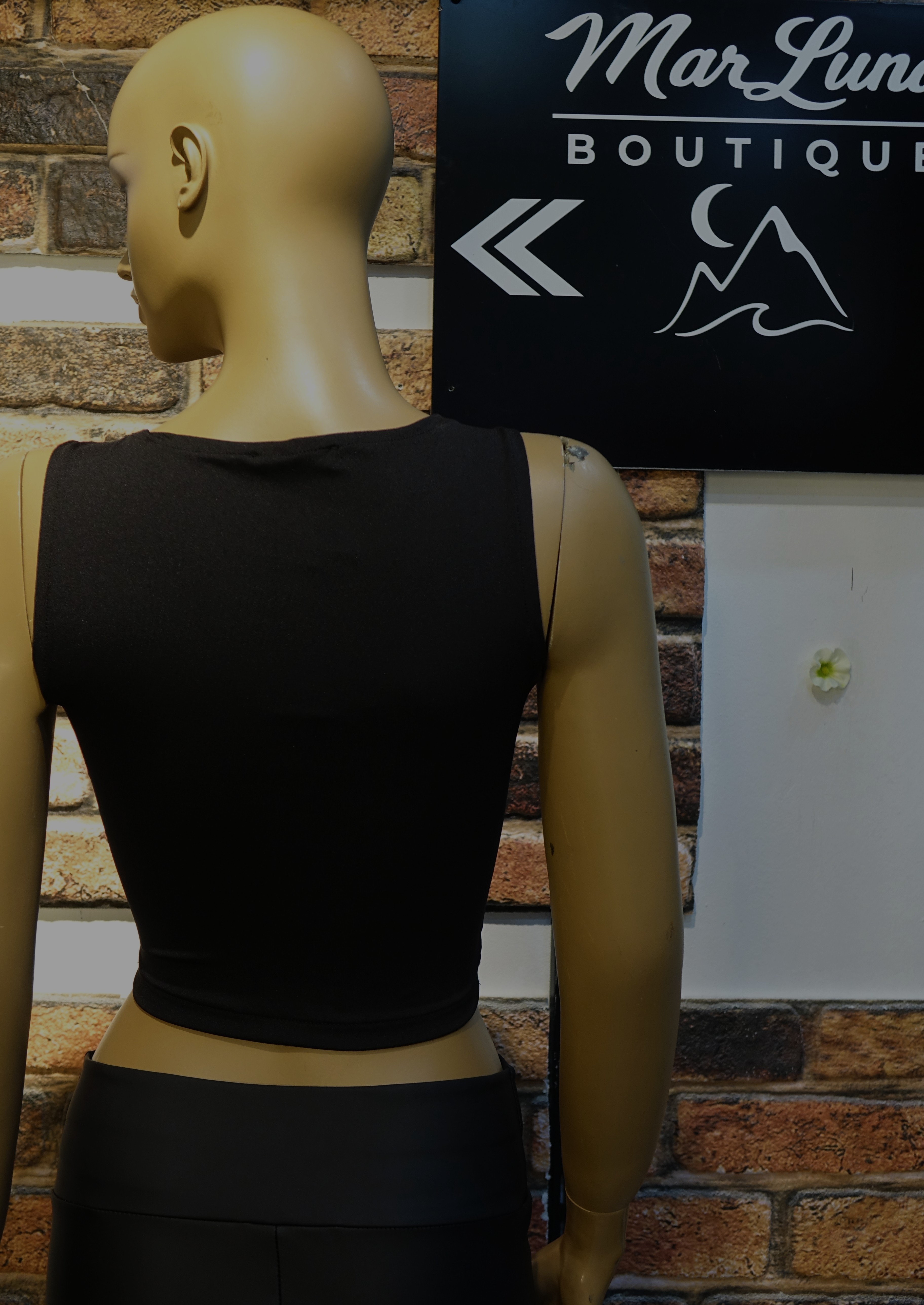 Siyah Düğme Detaylı Kadın Crop Bluz – Şık Fit Kesim Modern Crop Top
