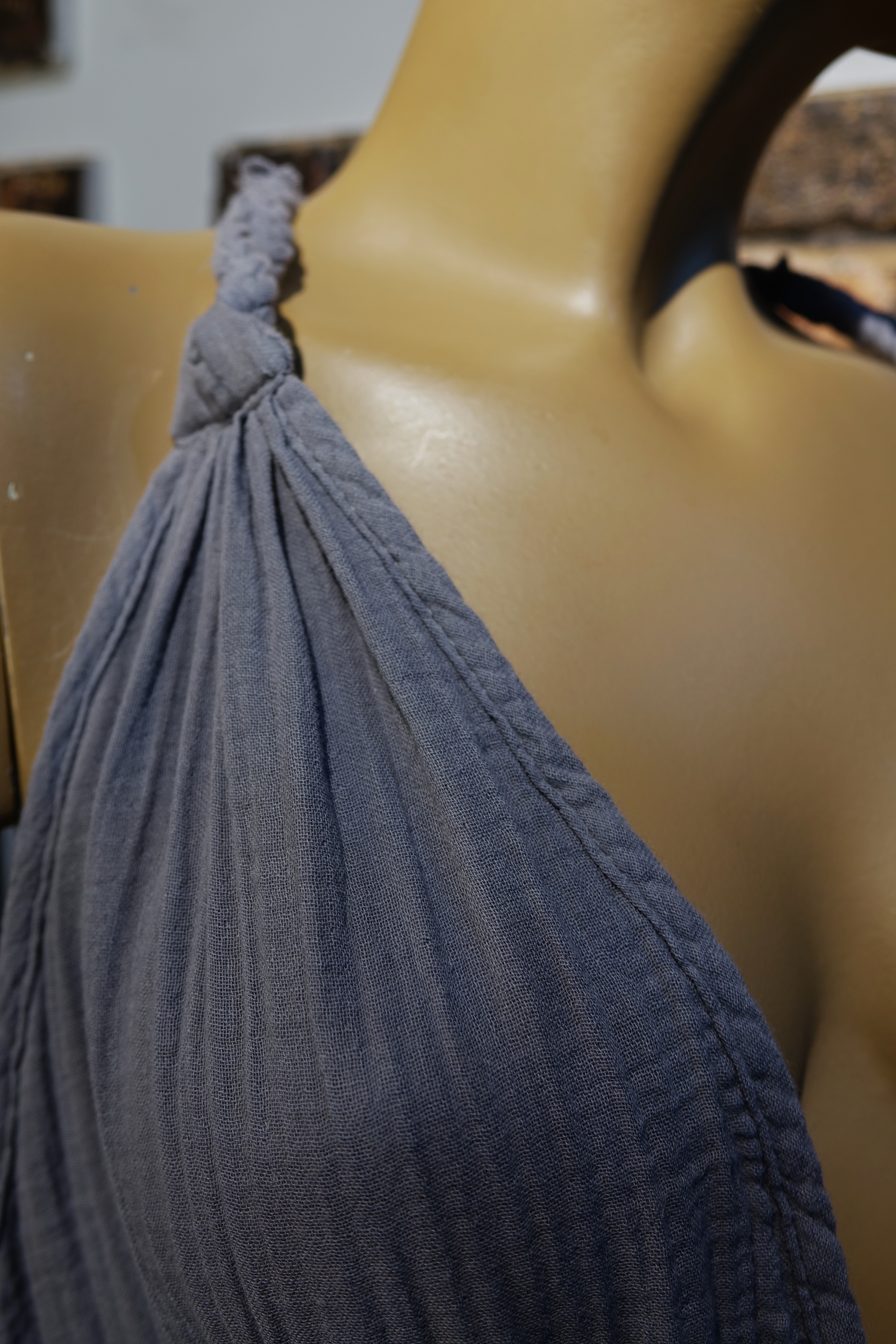 Gri Halter Yaka Uzun Kadın Elbise – Sırt Dekolteli Yırtmaçlı Boho Yazlık Maxi Elbise | MarLuna