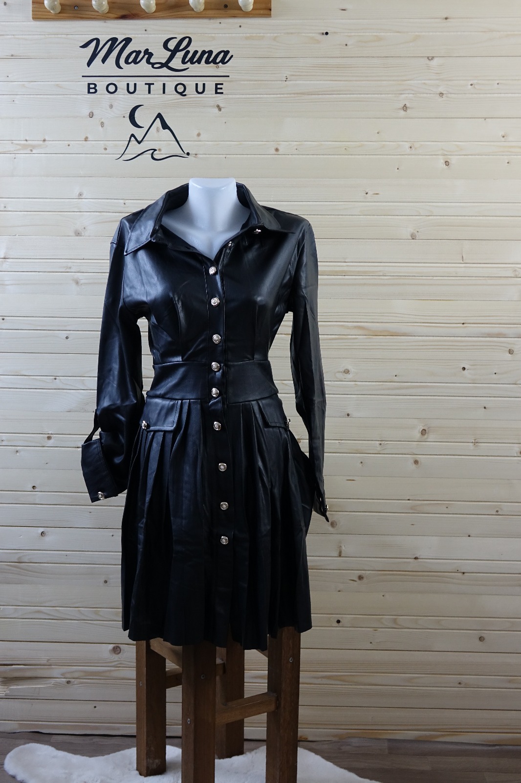 Kadın Siyah Deri Görünümlü Düğmeli Elbise – Piliseli Tasarım – Şık Deri Elbise – S M L