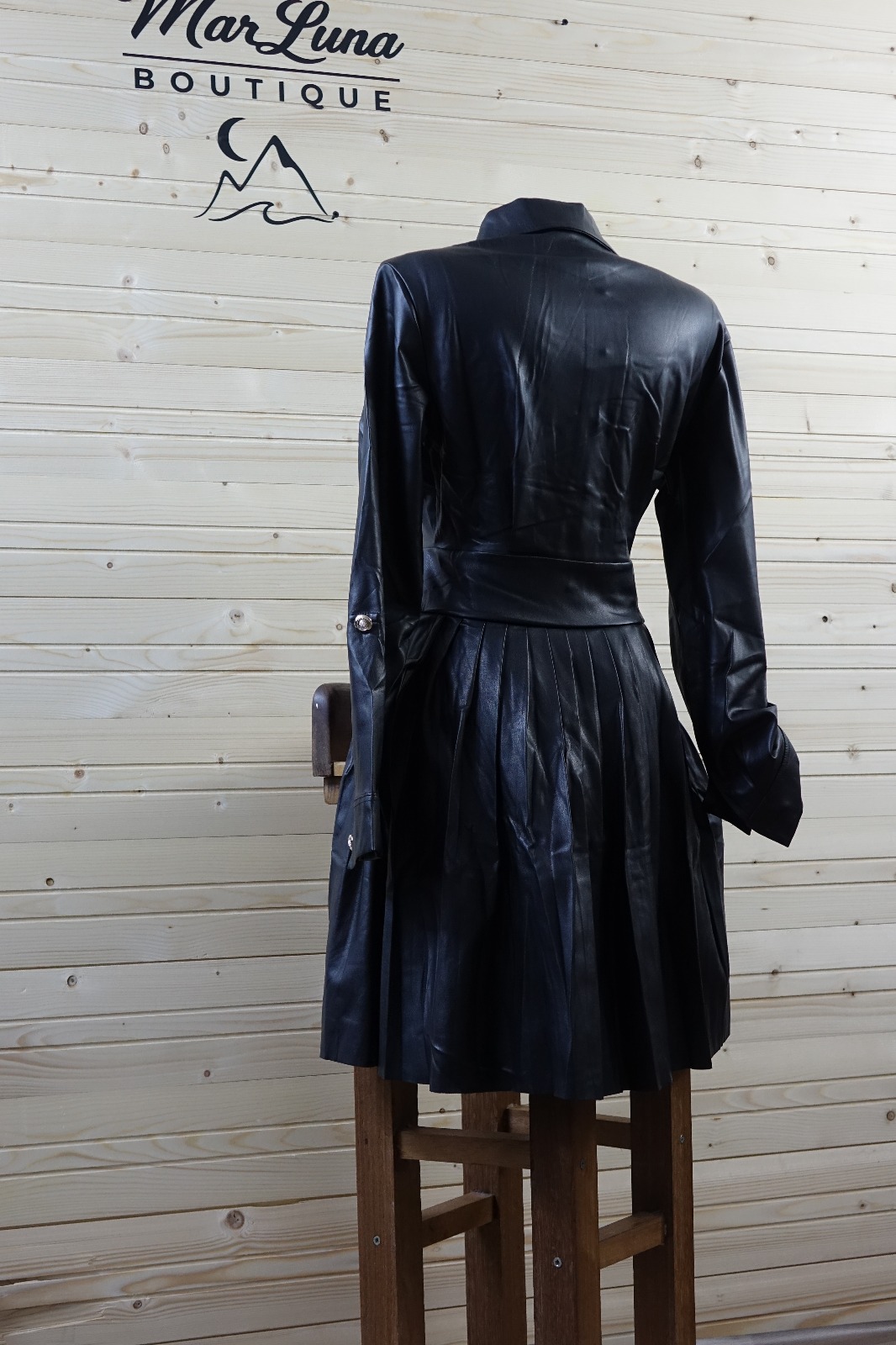 Kadın Siyah Deri Görünümlü Düğmeli Elbise – Piliseli Tasarım – Şık Deri Elbise – S M L