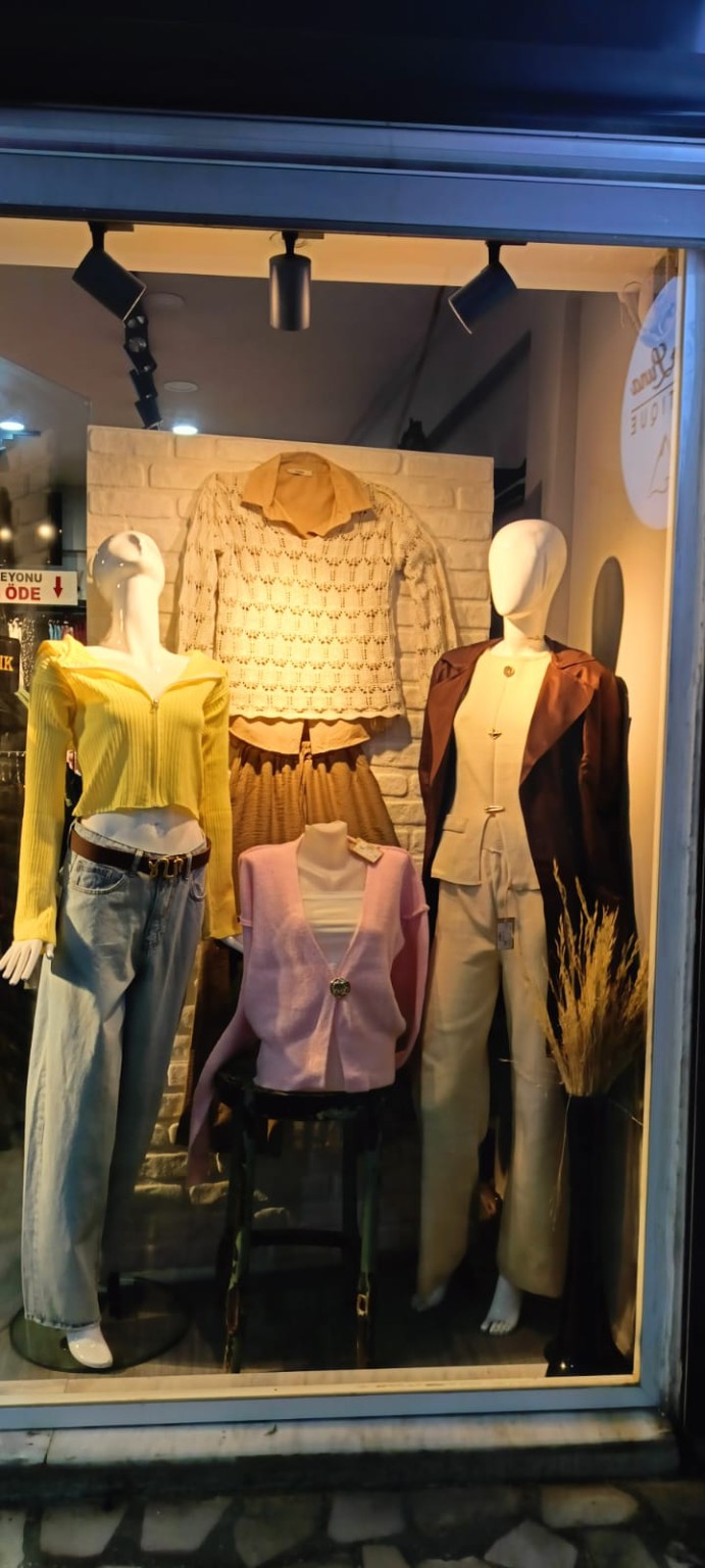 Sarı Fermuarlı Crop Hırka ve Yüksek Bel Jean Kombini – Modern Günlük Kadın Kombini | MarLuna Marmaris