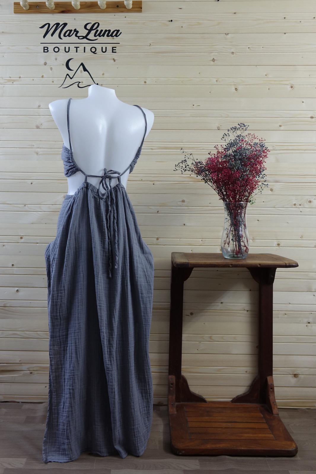 Gri Müslin Uzun Elbise – Göğüs Düğümlü Sırt Dekolteli Yazlık Kadın Elbise