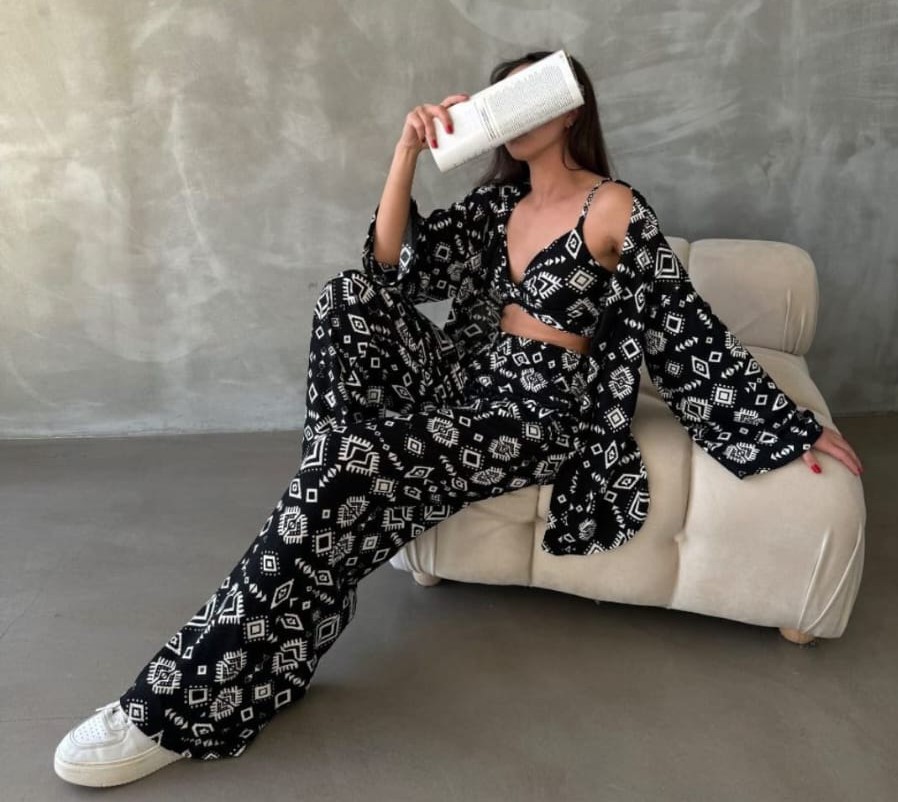 Bohem Etnik Desenli 3’lü Kadın Takım – Crop Top, Bol Paça Pantolon ve Kimono