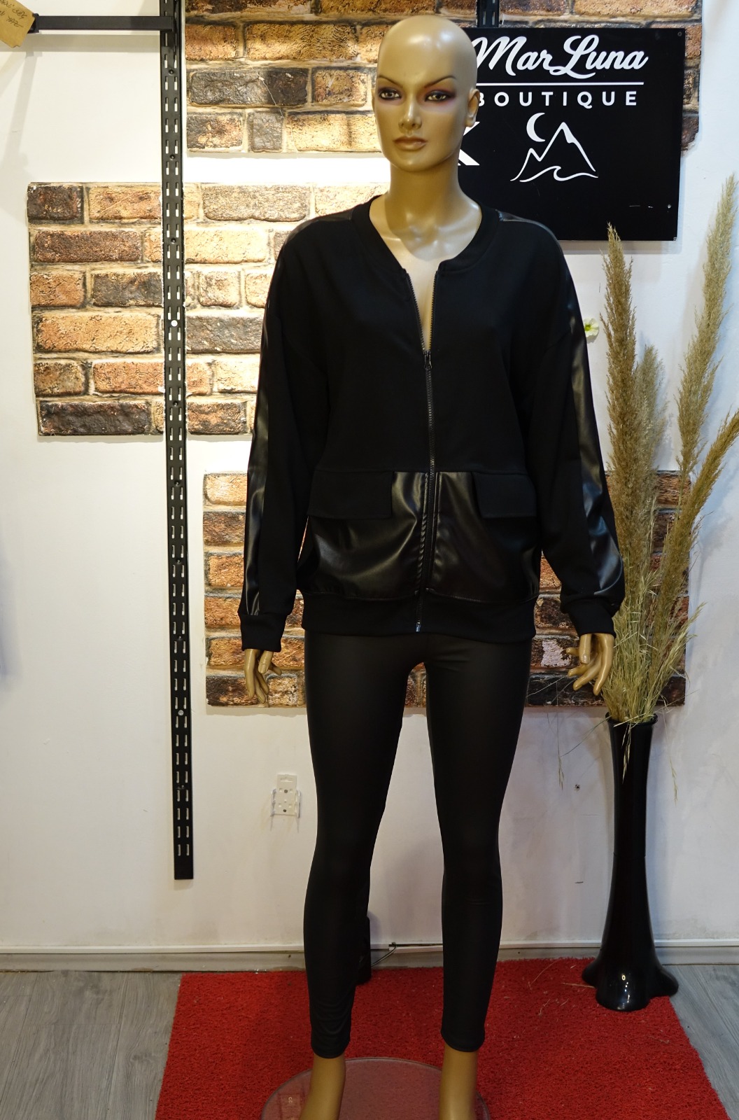 Siyah Suni Deri Kadın Tayt – Güçlü Siluet, Şehirli Şıklık & Zamansız Konfor